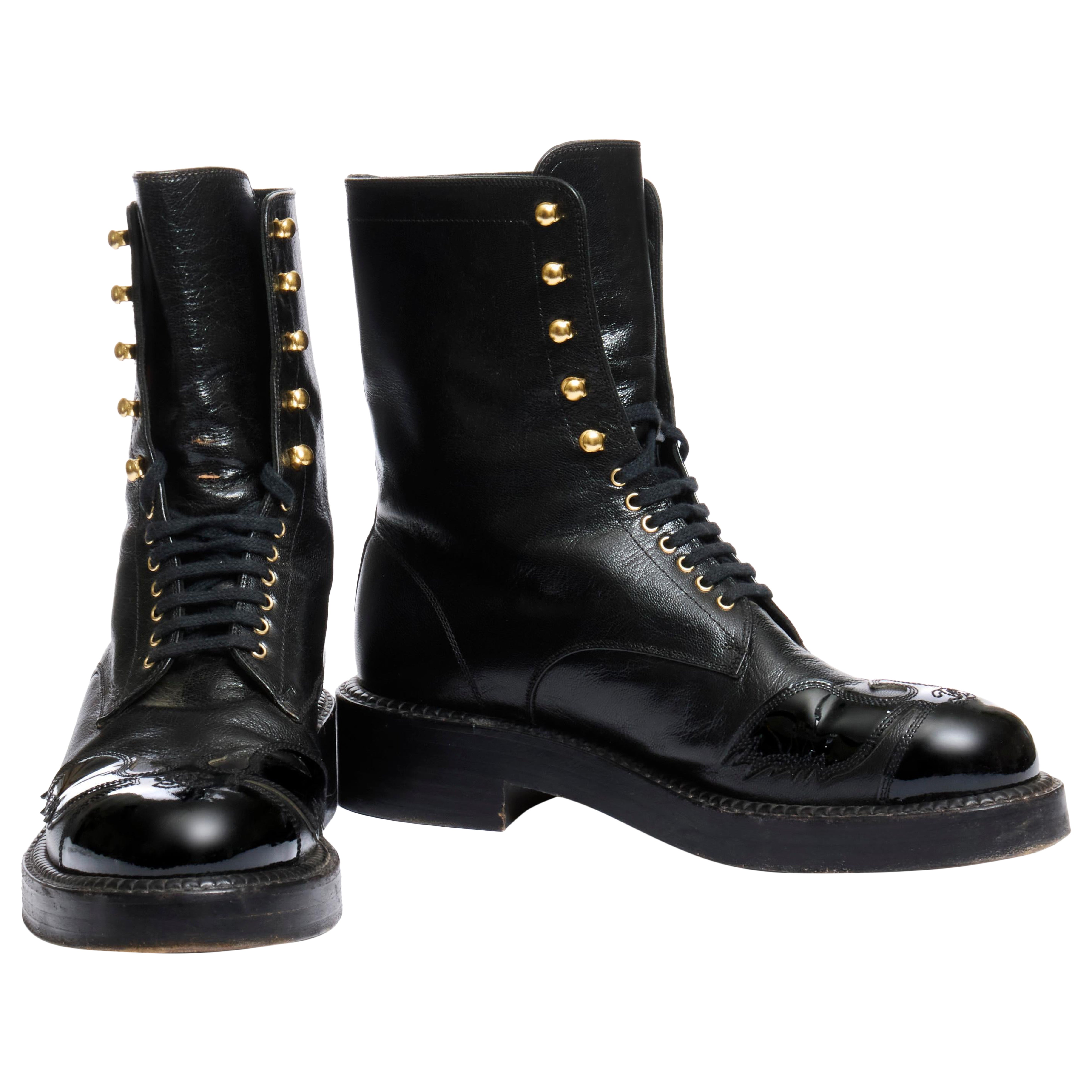 Chanel FW13 "Paris Edinburgh" Stivali da combattimento in pelle di vitello nera misura 38 in vendita