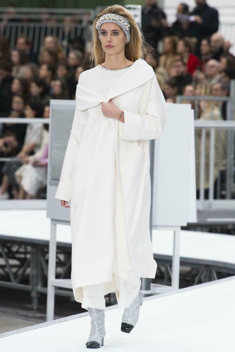 Part of FW17, this Chanel coat has been made from wool with hints of soft cashmere, the oversized silhouette has large lapels and pockets.
White wool and cashmere-blend. 
Slips on.
75% Wool, 25% cashmere; lining: 100% silk.
Size: FR 42 (UK 14, US