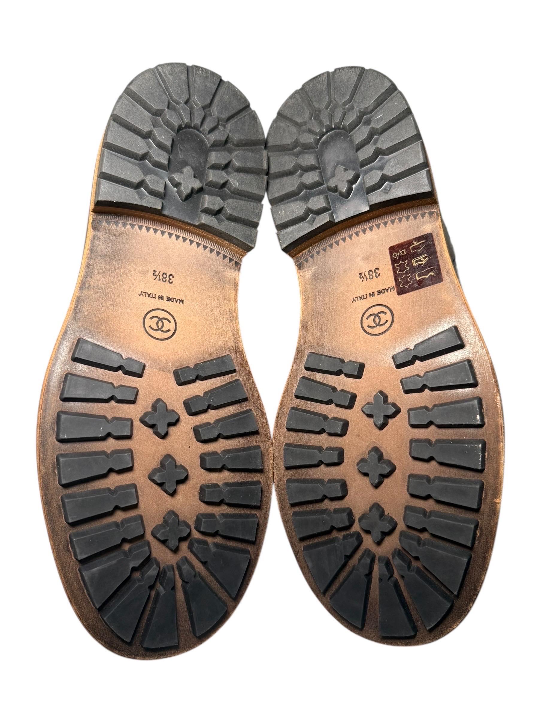 Chanel FW18 Botas de senderismo de piel acolchada con forro de borreguillo - Negro - Talla 38.5 en venta 7