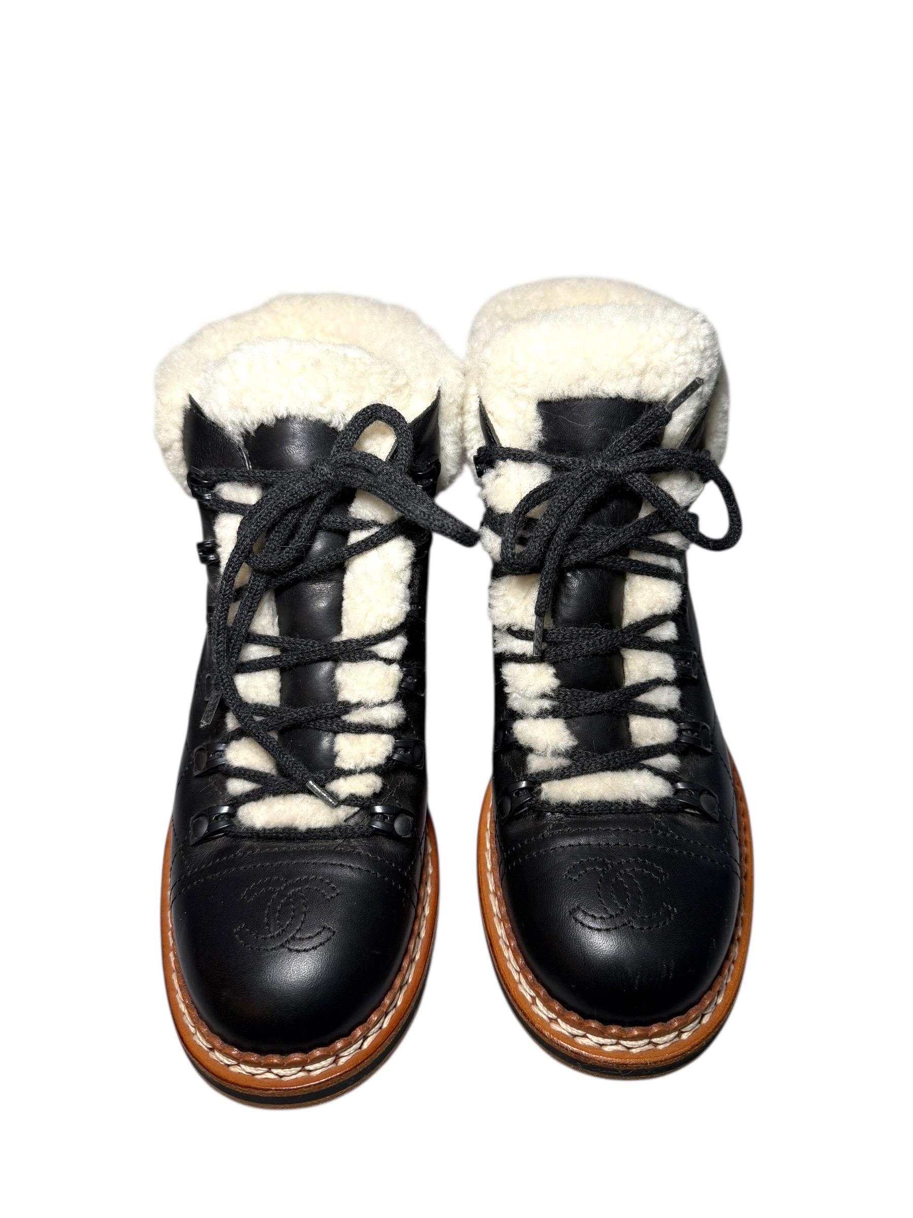 Chanel FW18 Botas de senderismo de piel acolchada con forro de borreguillo - Negro - Talla 38.5

De la codiciada Colección Otoño-Invierno 2018/19 de Chanel, estas botas de montaña de piel acolchada con forro de borreguillo (modelo G29951) encarnan