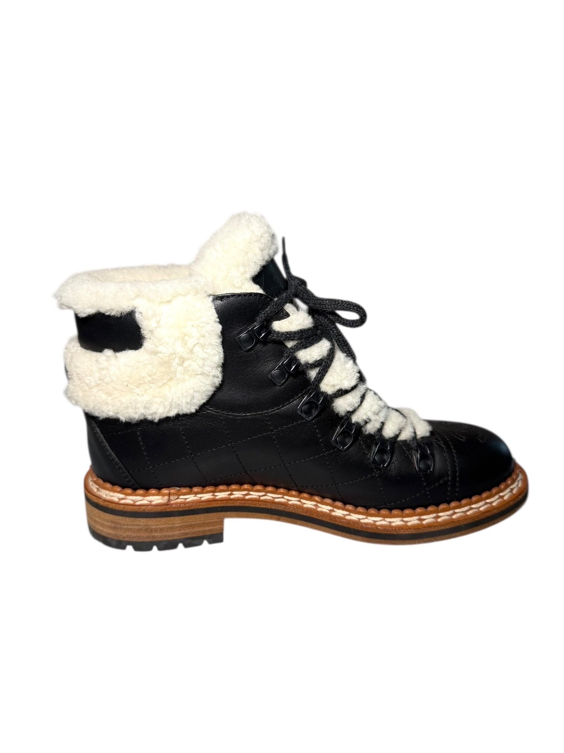 Chanel FW18 Botas de senderismo de piel acolchada con forro de borreguillo - Negro - Talla 38.5 en Bueno estado para la venta en Woodland Hills, CA