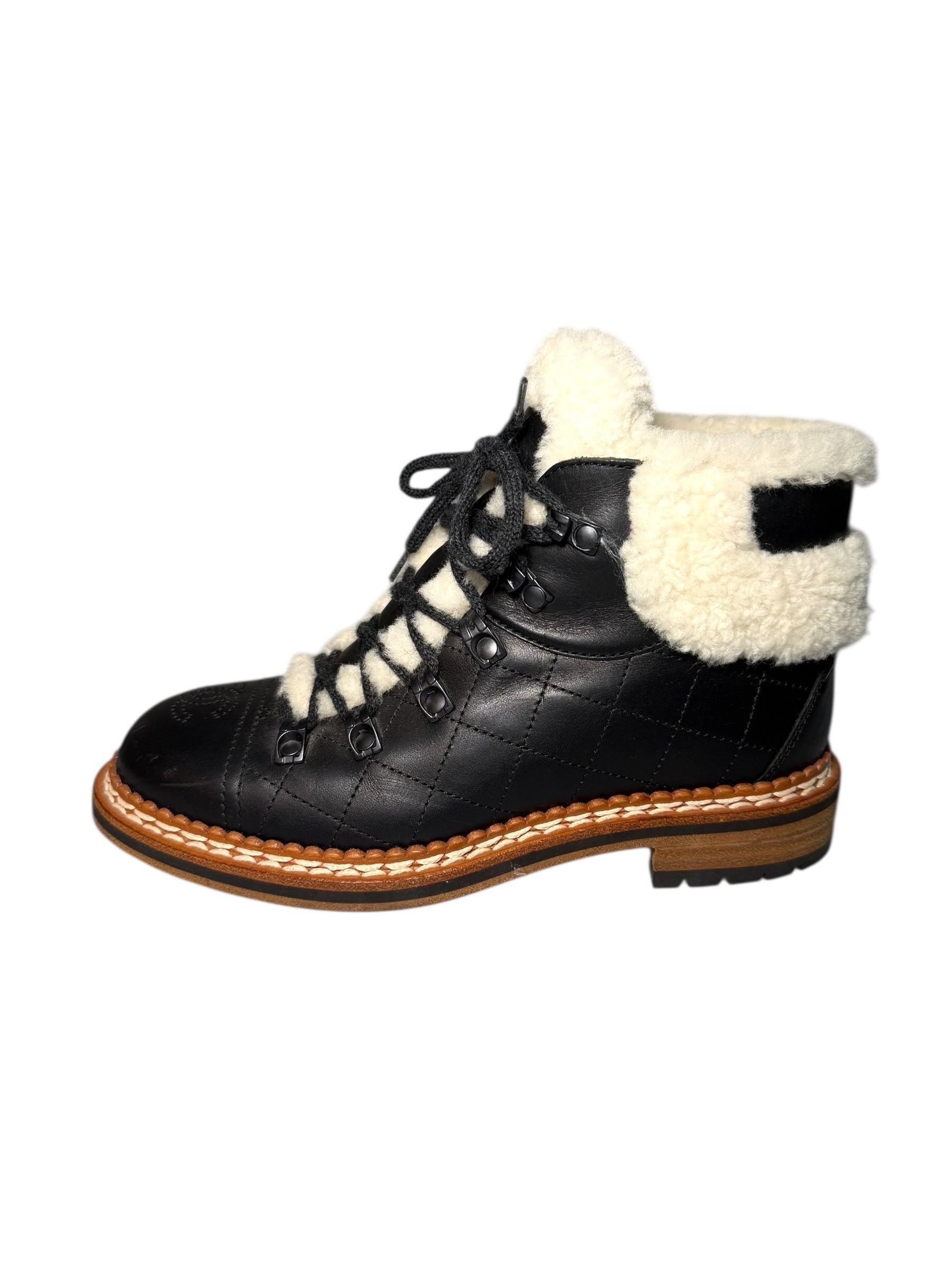 Chanel FW18 Botas de senderismo de piel acolchada con forro de borreguillo - Negro - Talla 38.5 en venta 2