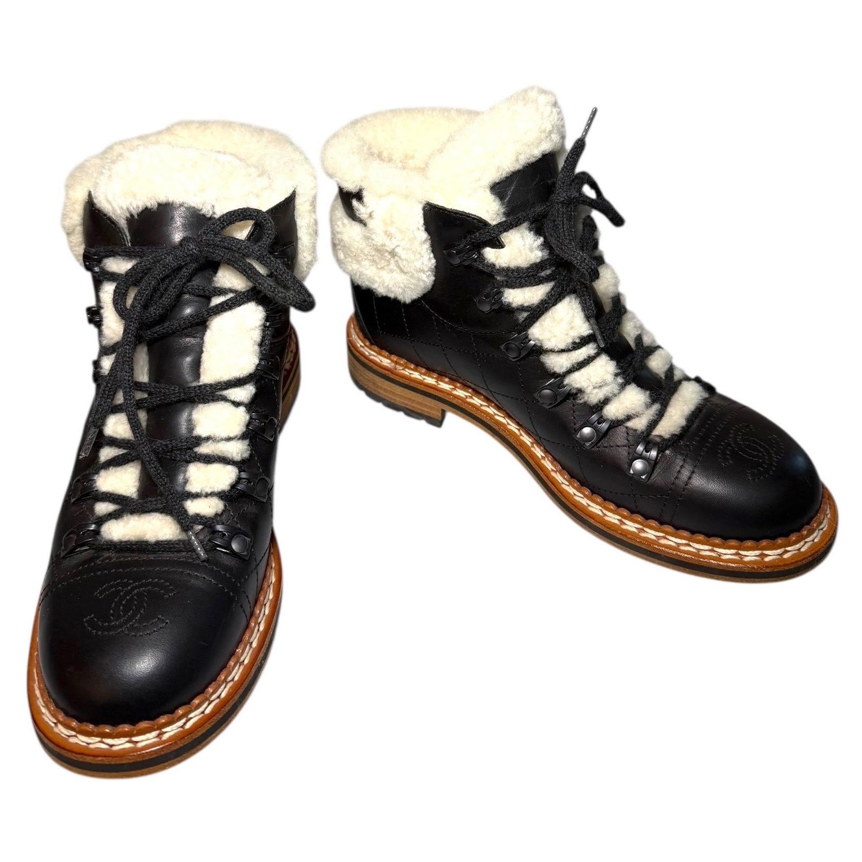 Chanel FW18 Botas de senderismo de piel acolchada con forro de borreguillo - Negro - Talla 38.5 en venta