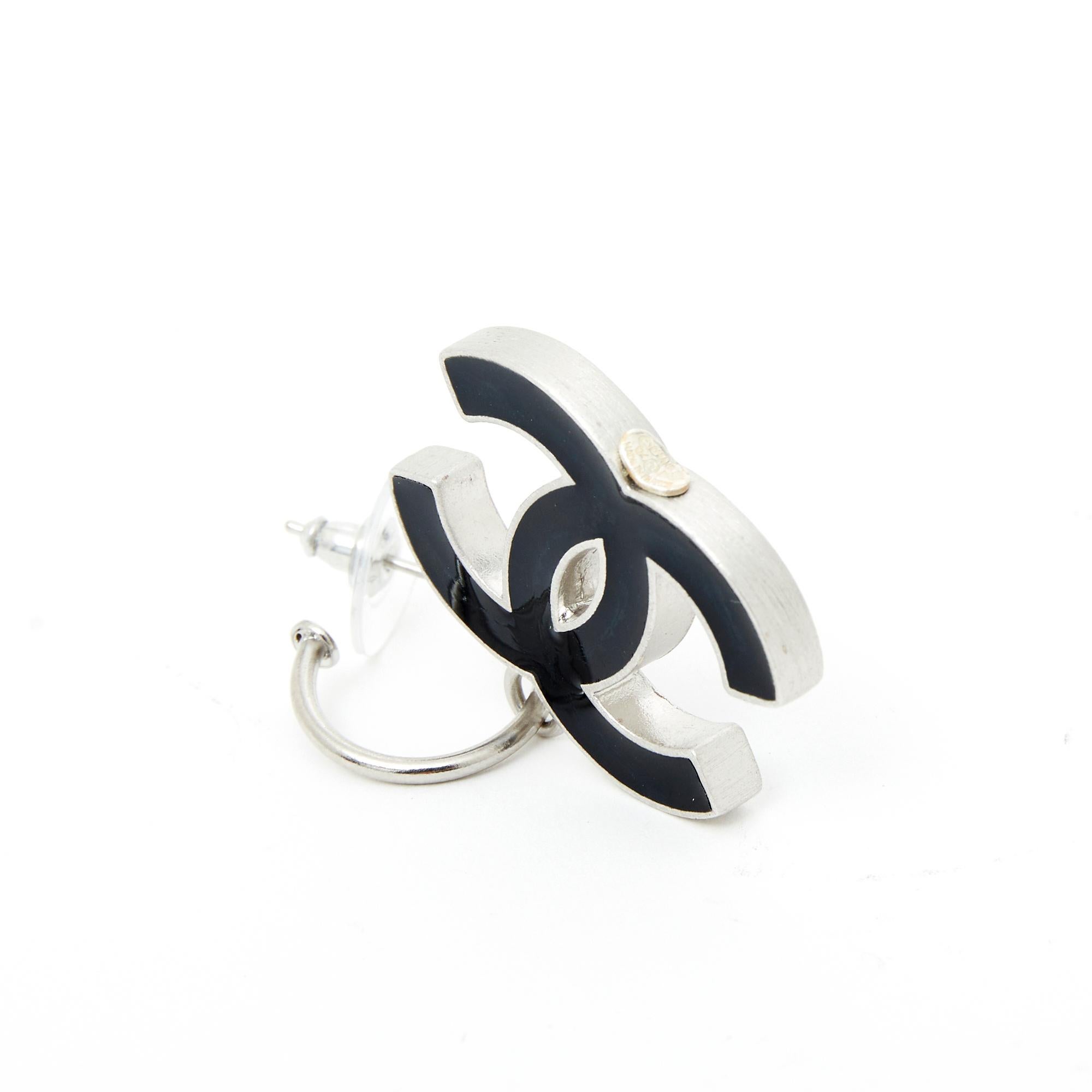 Chanel FW2004 Boucles Creoles CC Maxi Black Enamel CC on hoops Earrings In Excellent Condition For Sale In PARIS, FR