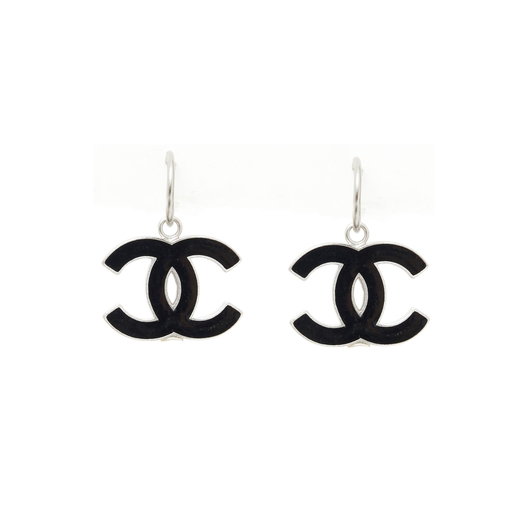 Women's Chanel FW2004 Boucles Creoles CC Maxi Black Enamel CC on hoops Earrings For Sale