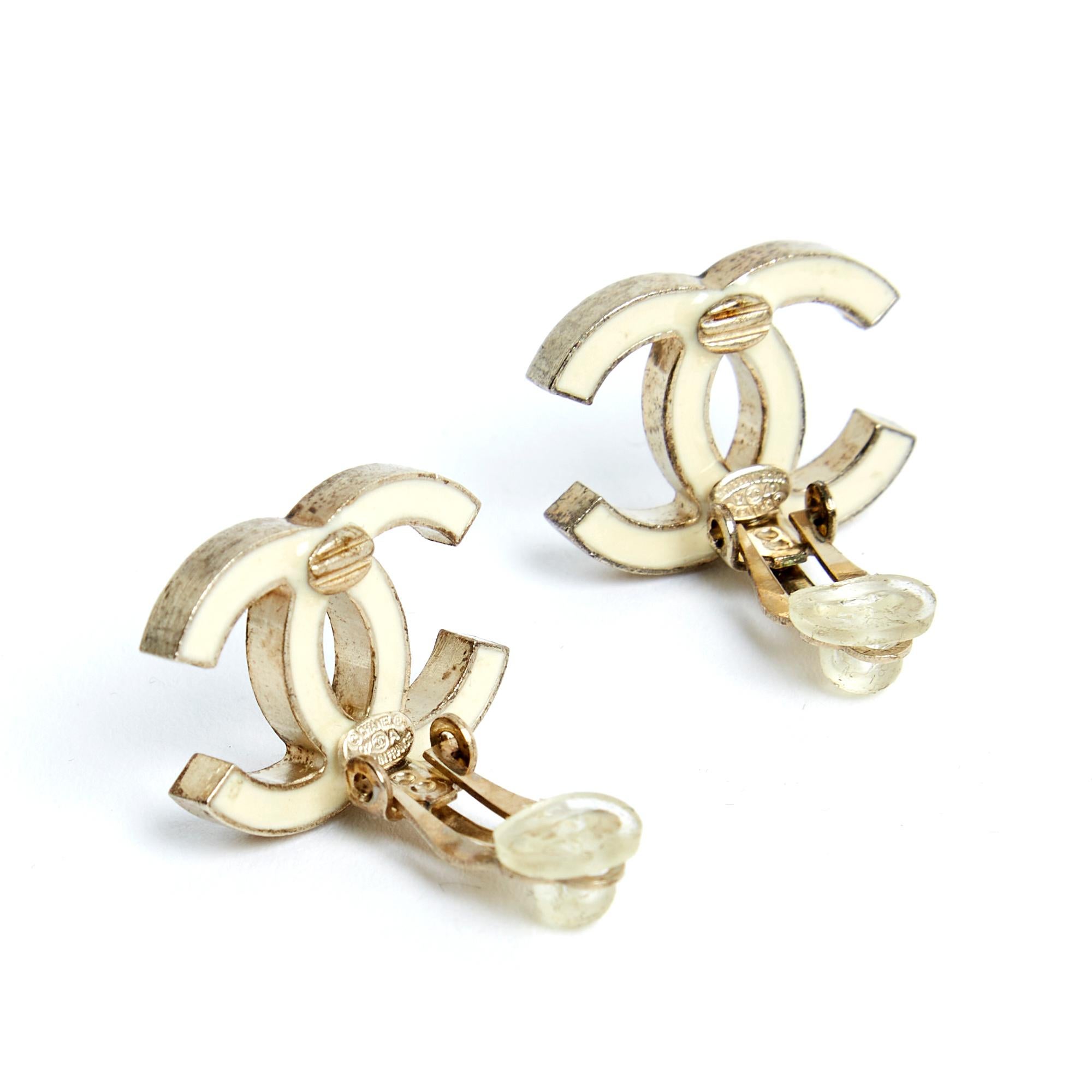 Chanel FW2007 Boucles Clips CC Enamel diamonds pearls CC Clip on Earrings In Excellent Condition For Sale In PARIS, FR