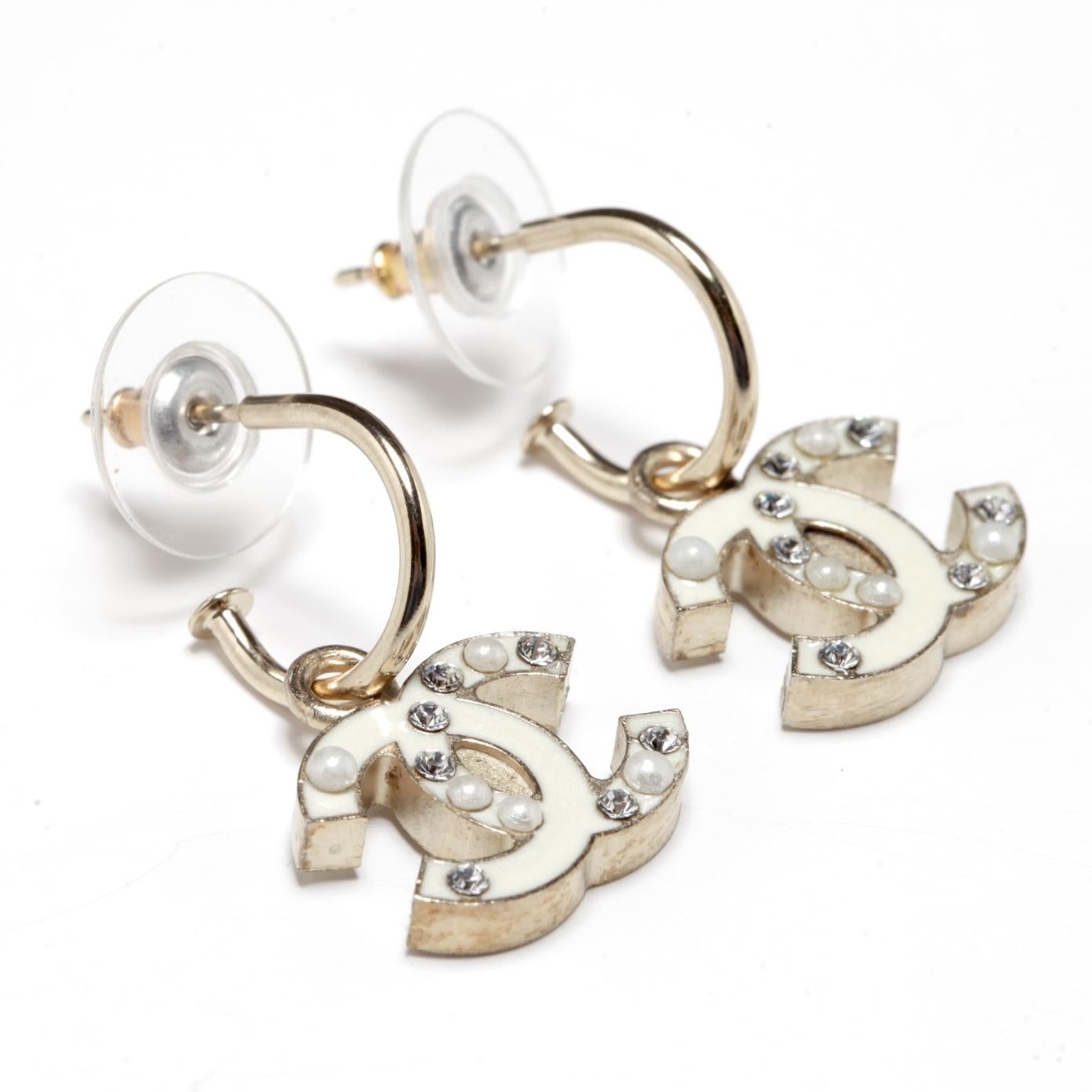 Chanel FW2007 Boucles Creoles CC Enamel diamonds pearls CC on Hoops Earrings In Excellent Condition For Sale In PARIS, FR