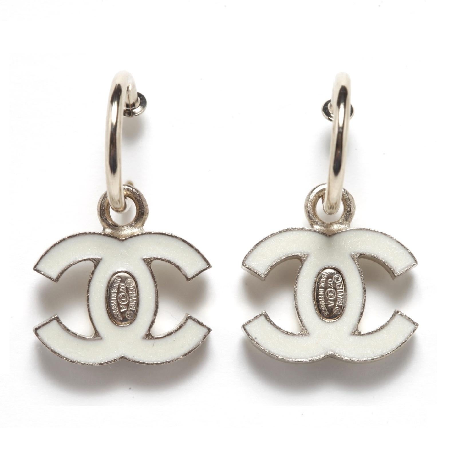 Women's Chanel FW2007 Boucles Creoles CC Enamel diamonds pearls CC on Hoops Earrings For Sale