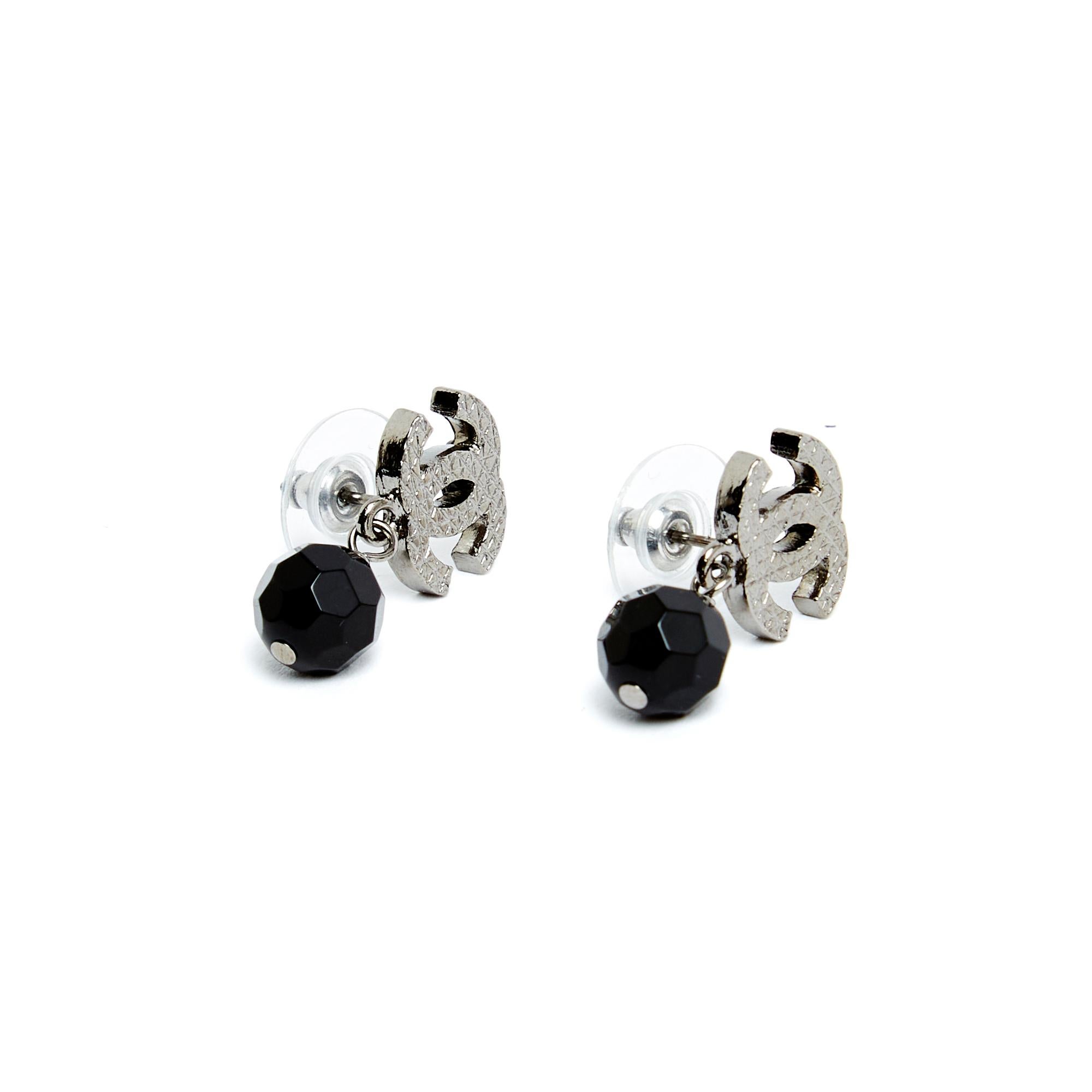 Chanel stud earrings composed of a finely quilted dark silver metal (ruthenium) Chanel CC logo and a round fancy pearl pendant. Width 1.15 cm x height 2.35 cm. The earrings are delivered without invoice or original packaging but they are in