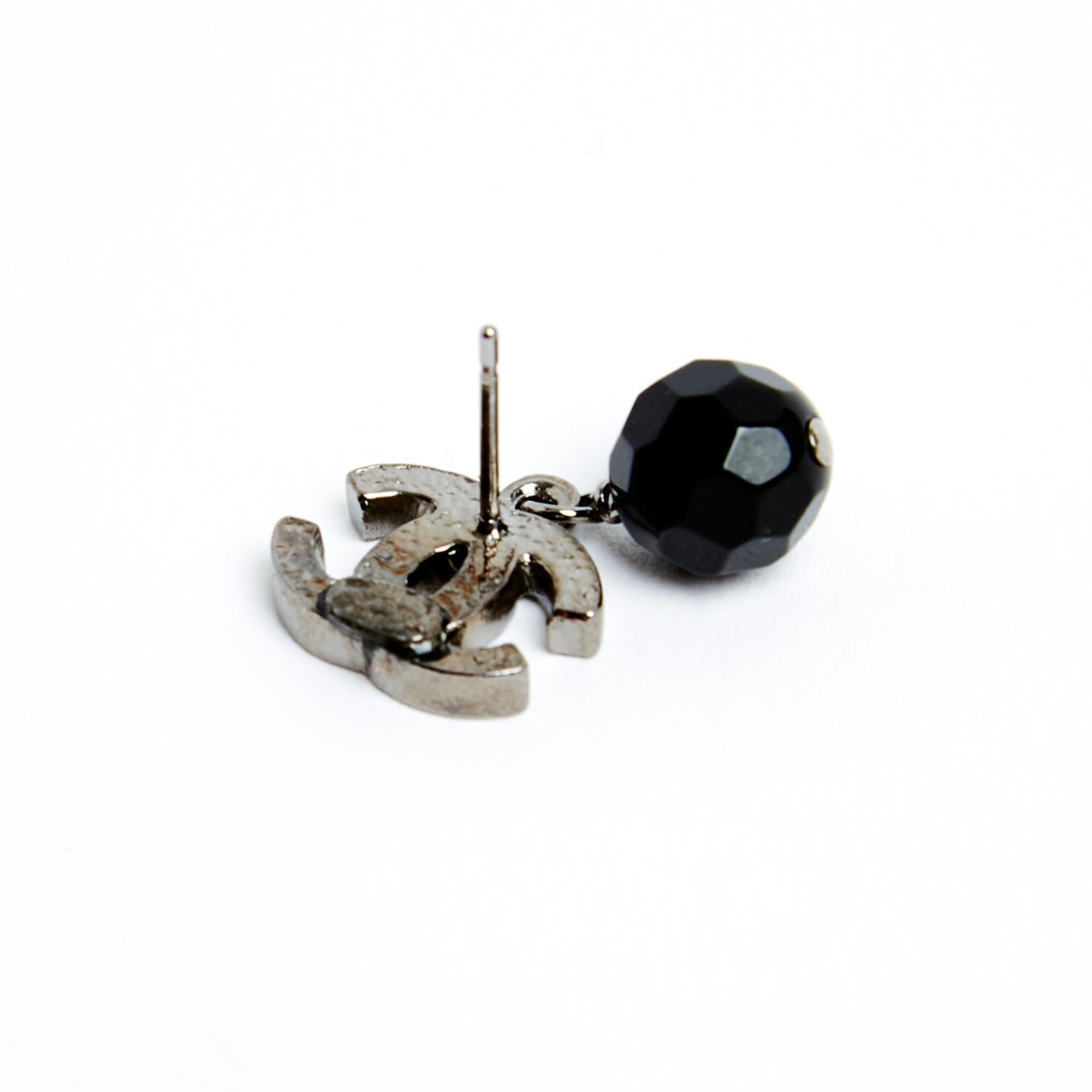 Chanel FW2007 Boucles d'oreille Clous CC Earrings Studs Medium Black Silver CC M In Excellent Condition For Sale In PARIS, FR