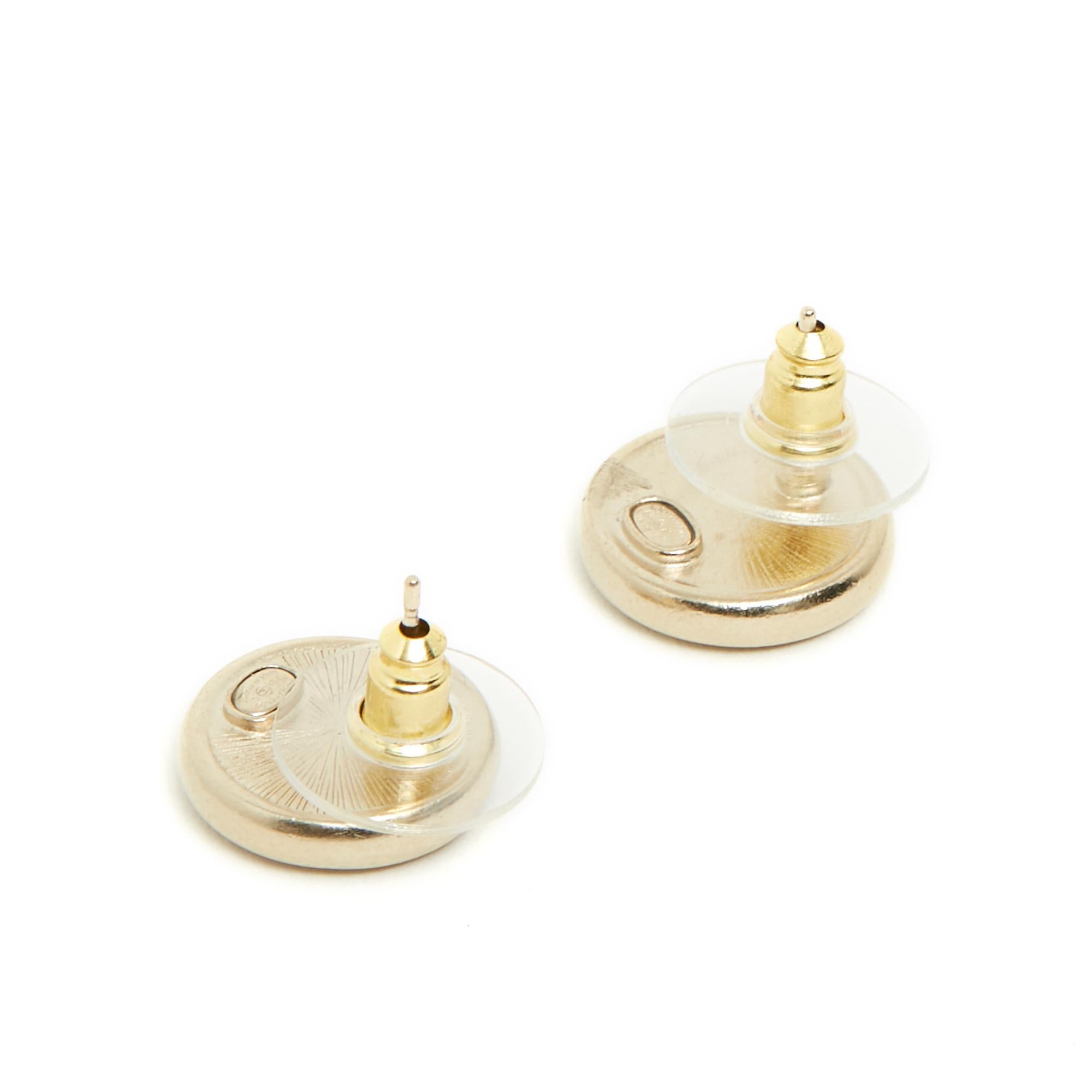 Chanel stud earrings in gold metal with a circle motif topped with a small CC or a 5 encrusted with white rhinestones. Diameter 1.45 cm. The earrings are delivered without packaging or original invoice but they are in very good condition, chic and