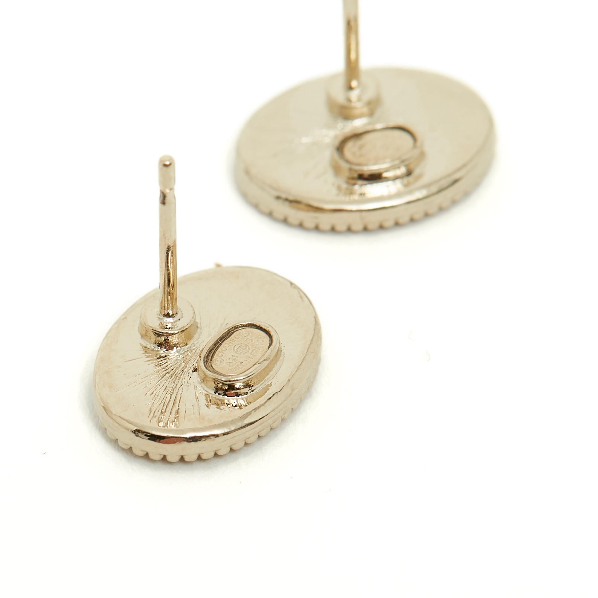 Chanel FW2021 Boucles d'oreille Clou CC Oval golden Metal CC Earrings Stud In Excellent Condition In PARIS, FR