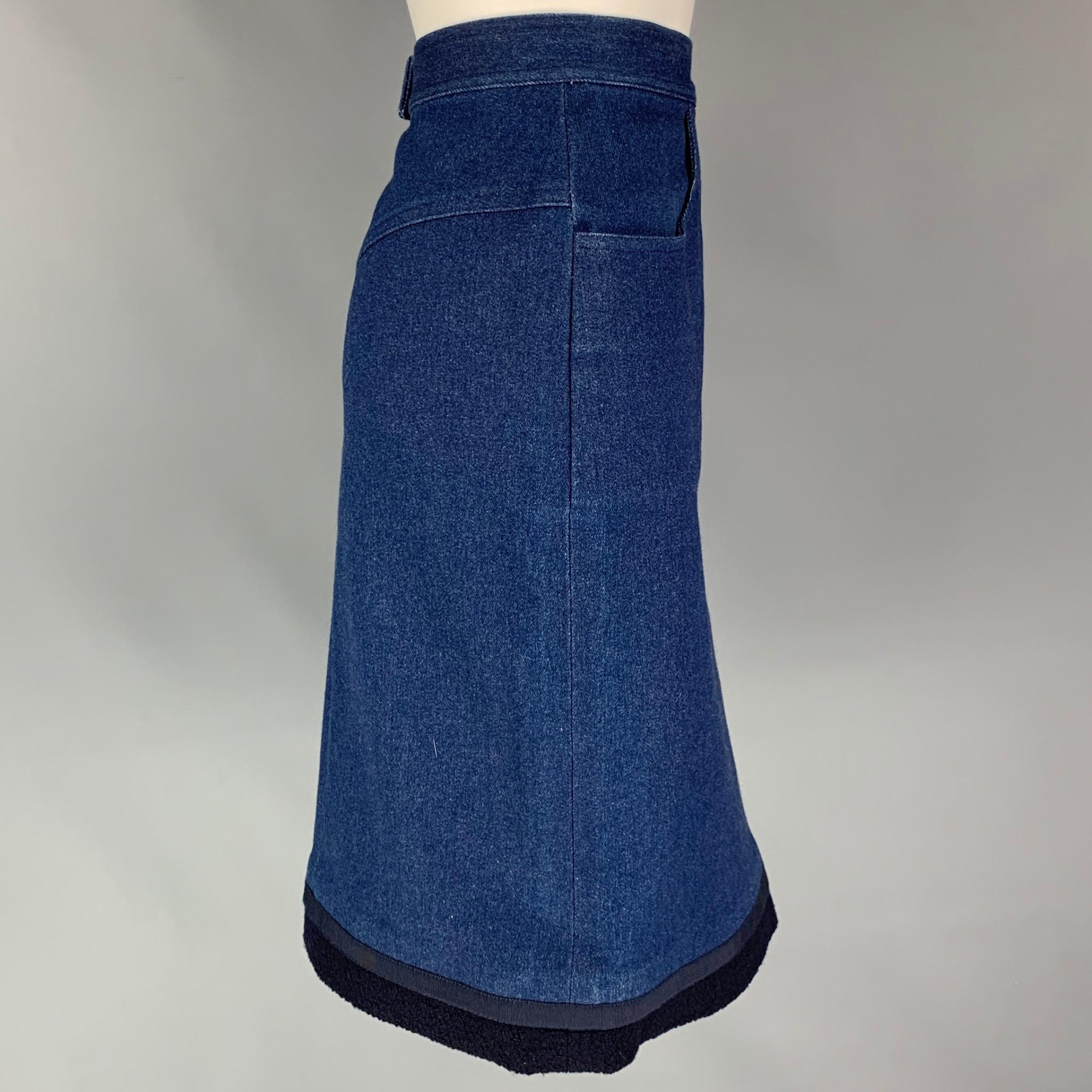 CHANEL Herbst 1991 'Hip-Hop' Kollektion 26 Jeansrock aus blauer Baumwolle/Lycra mit Bleistiftschnitt, marineblauem Saum, unterhalb des Knies, Taschen vorne und Reißverschluss hinten. Hergestellt in Frankreich.

Sehr guter gebrauchter