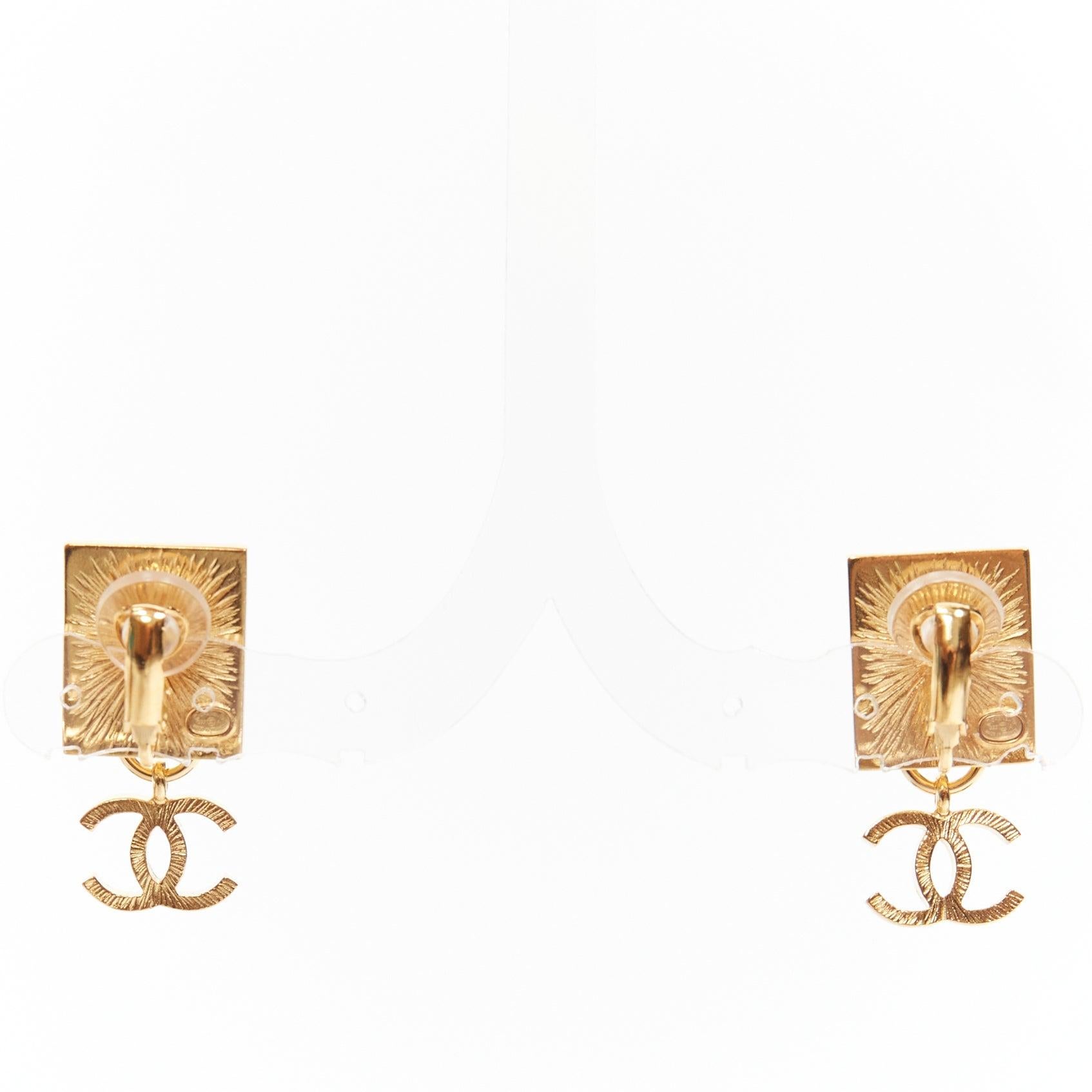 CHANEL G22A gold CC charm Lion Head square stud clip on earrings pair In Excellent Condition For Sale In Hong Kong, NT