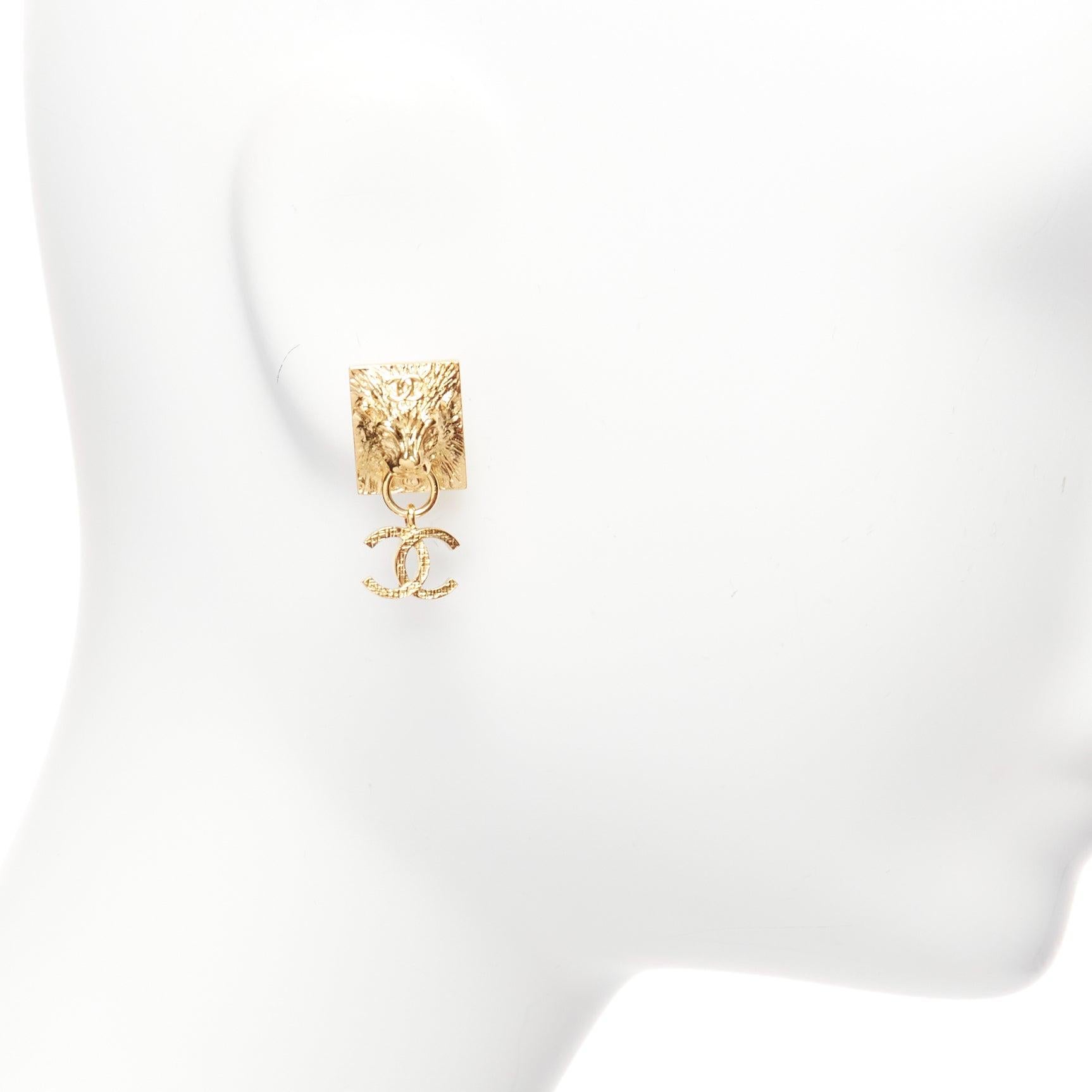 Women's CHANEL G22A gold CC charm Lion Head square stud clip on earrings pair For Sale