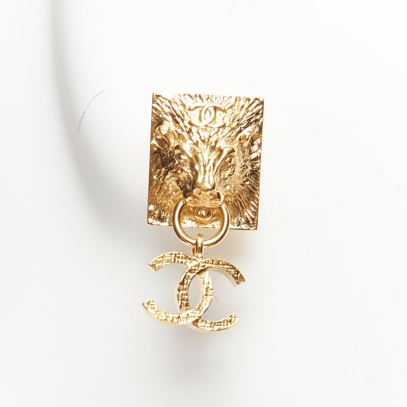 Chanel G22A oro CC charm Testa di leone quadrato clip su orecchini paio in vendita 1