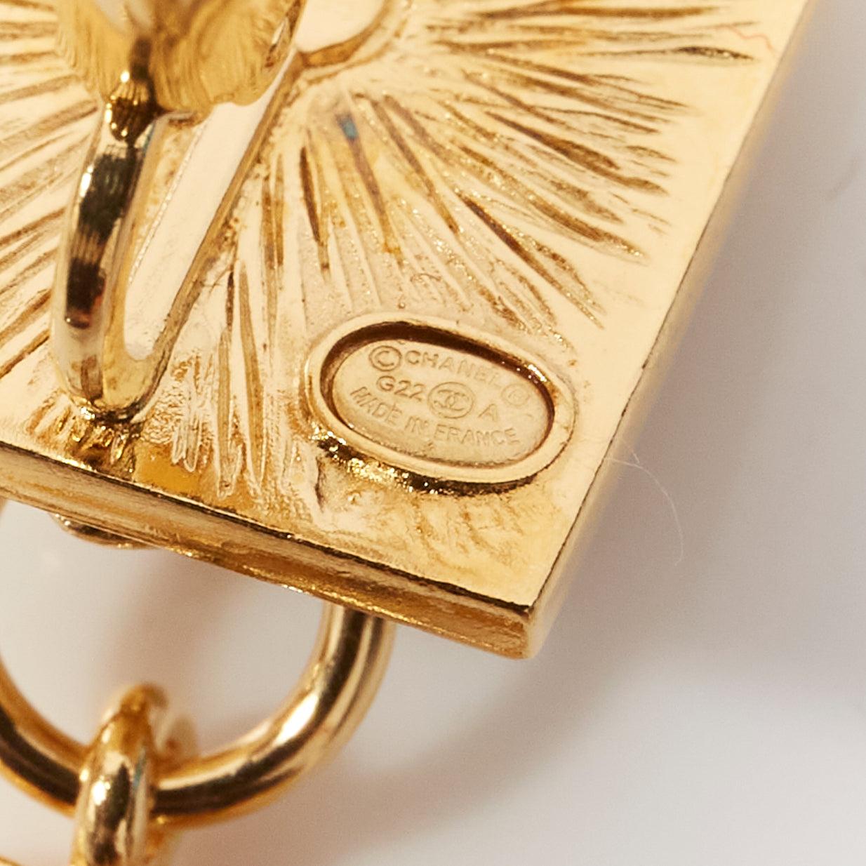 CHANEL G22A Gold CC Charme Löwenkopf Quadratischer Ohrstecker Clip auf Ohrringe Paar im Angebot 2