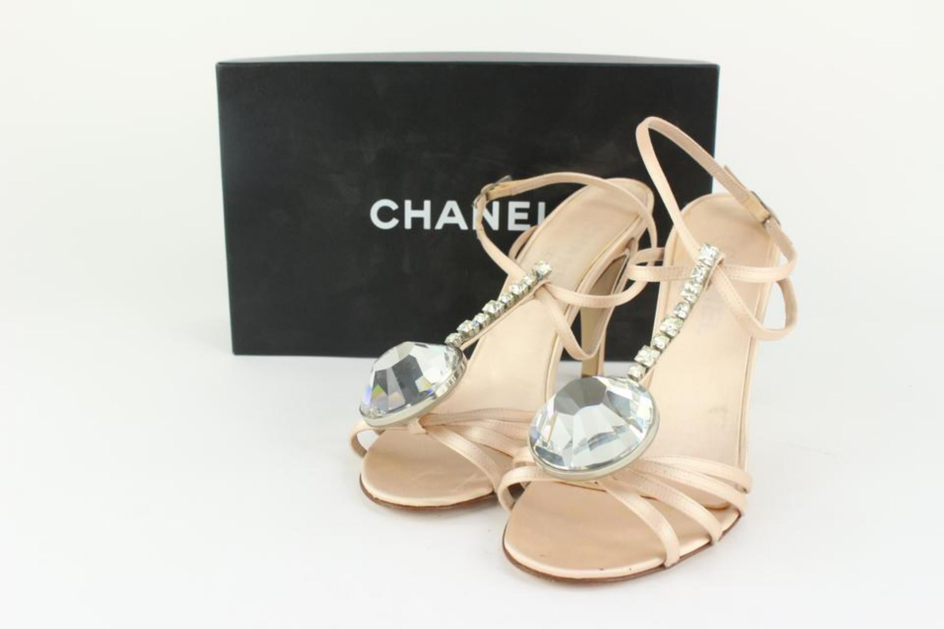 Chanel G24639 Taille 41 Jumbo Crystal Strappy Satin Heels 129c3
Fabriqué en : Italie
Mesures : Longueur :  Largeur de 10