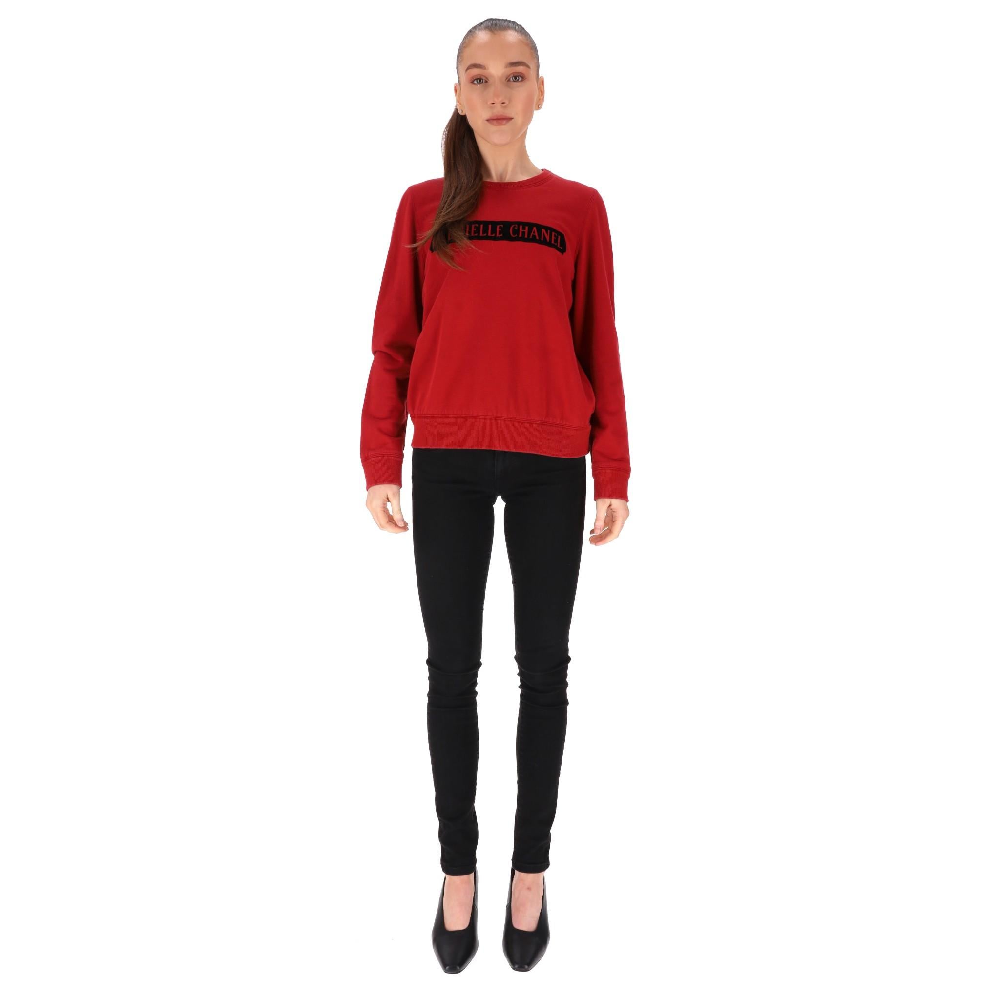 Chanel 'Gabrielle Chanel' Cotton Sweatshirt

Red cotton sweatshirt/jumper with black velvet 'Gabrielle Chanel' signature to the front.

Iconic 'CC' logo medallion plaque to rear. Round ribbed neck, cuffs and hem.

Rrp Approx. £2,000

Size -