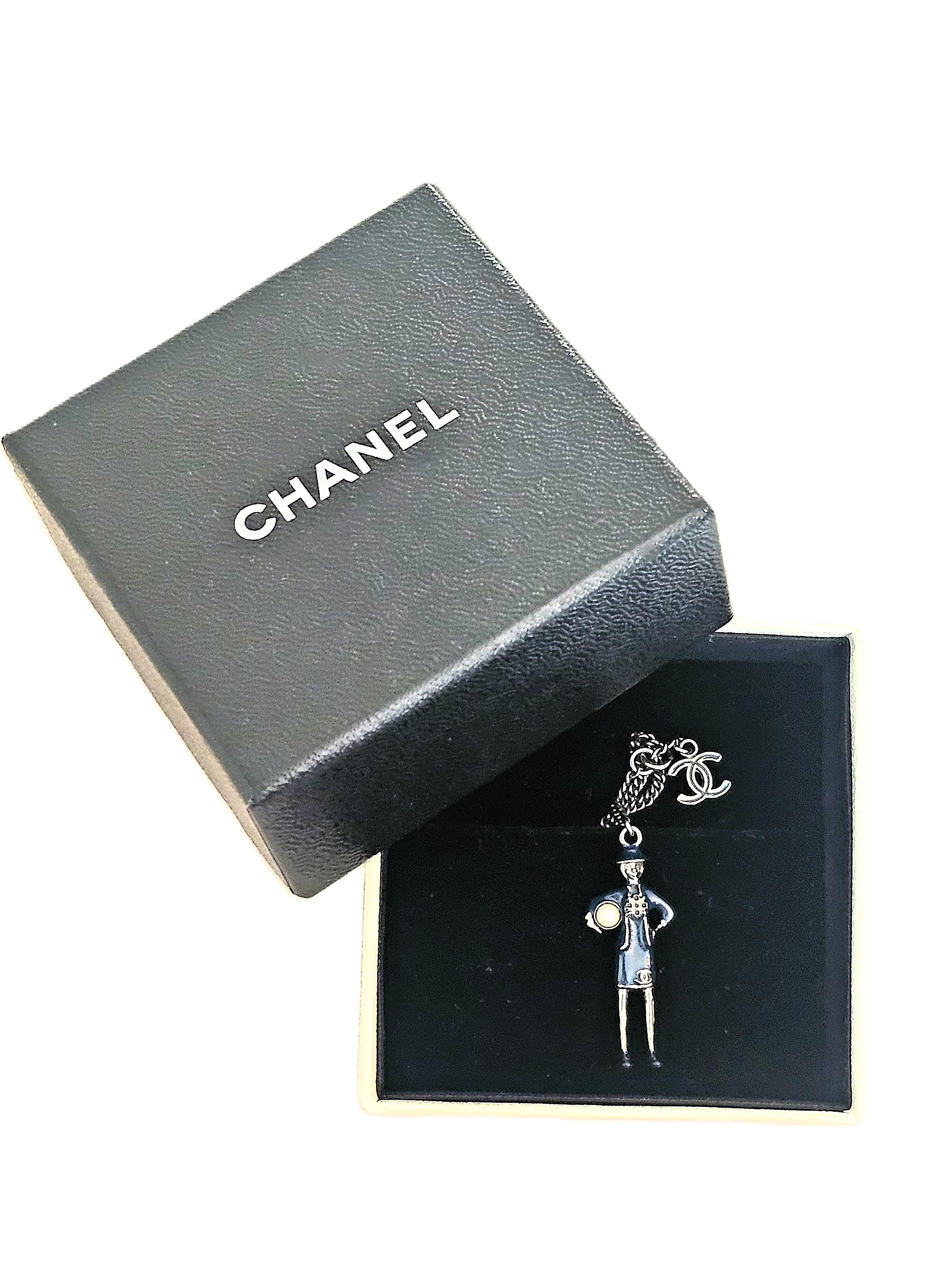 De las mujeres Chanel Gabrielle Personaje Pequeño Collar Colgante con Perla Rara Pieza Limitada en venta