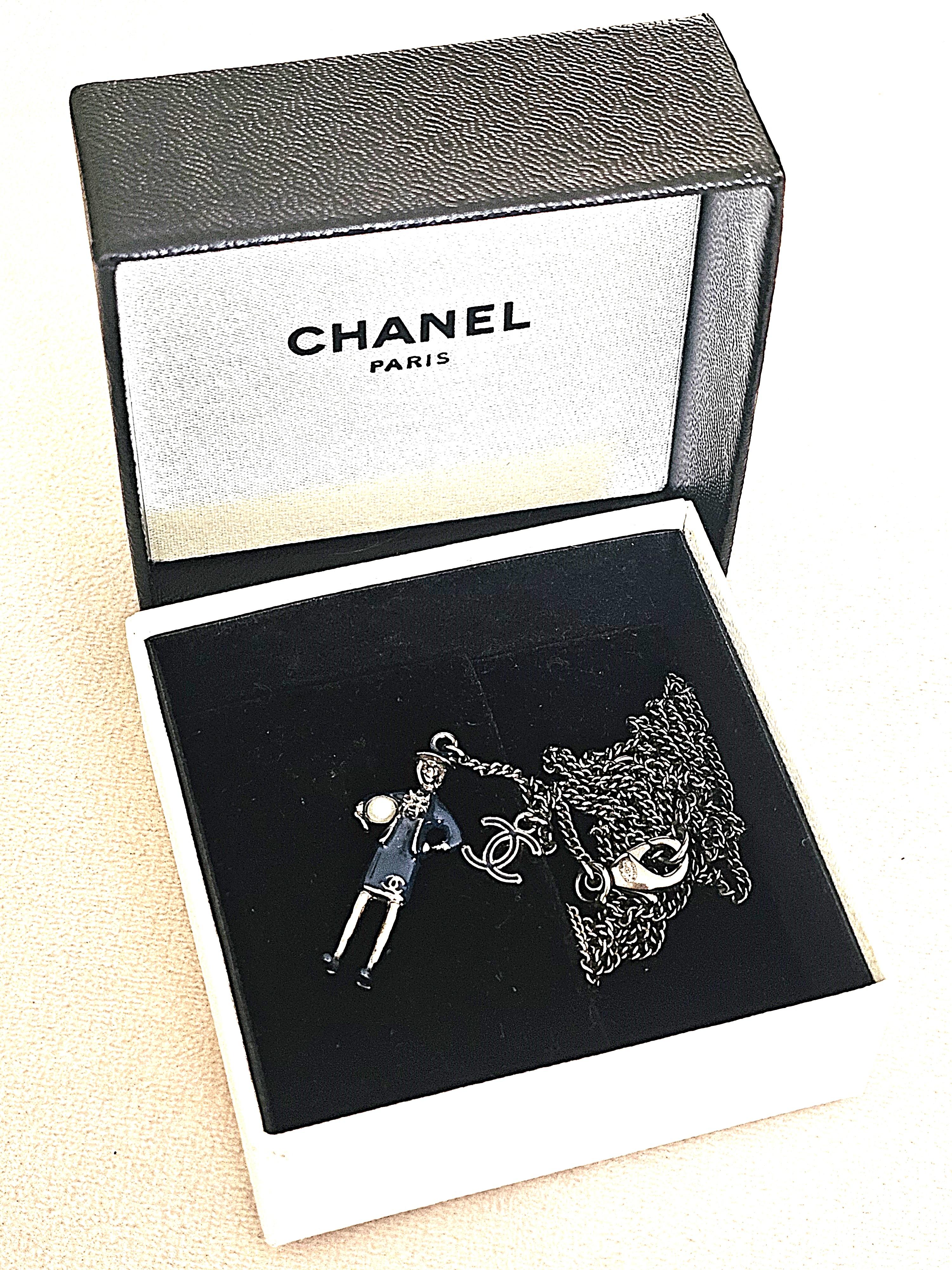 Chanel Gabrielle Personaje Pequeño Collar Colgante con Perla Rara Pieza Limitada en venta 1