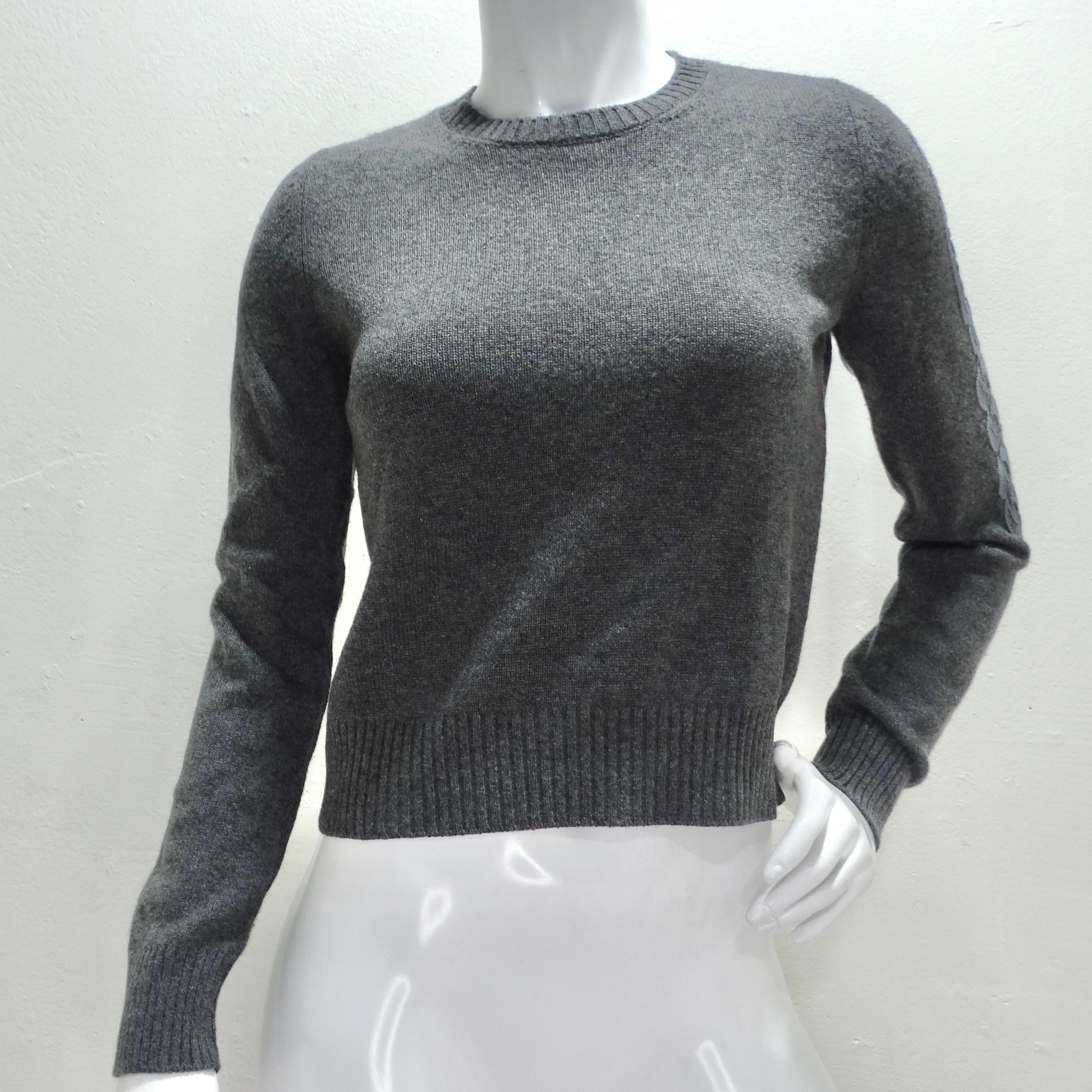 Eleg, c'est l'élégance intemporelle avec le pull en cachemire gris Gabrielle Coco de Chanel. Ce pull à col ras du cou en cachemire gris de la crème de la crème incarne la sophistication. La broderie subtile 