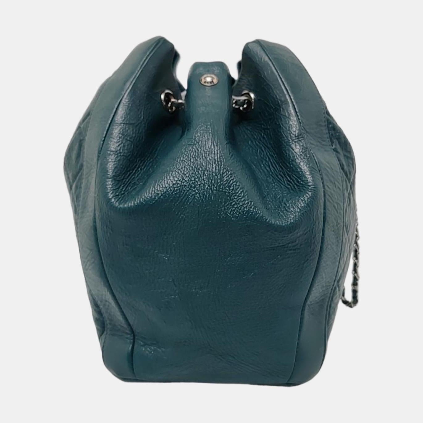 Chanel Gabrielle Drawstring Bucket Bag Medium Dark Green Calfskin Leather Silver In Excellent Condition For Sale In AUBERVILLIERS, FR