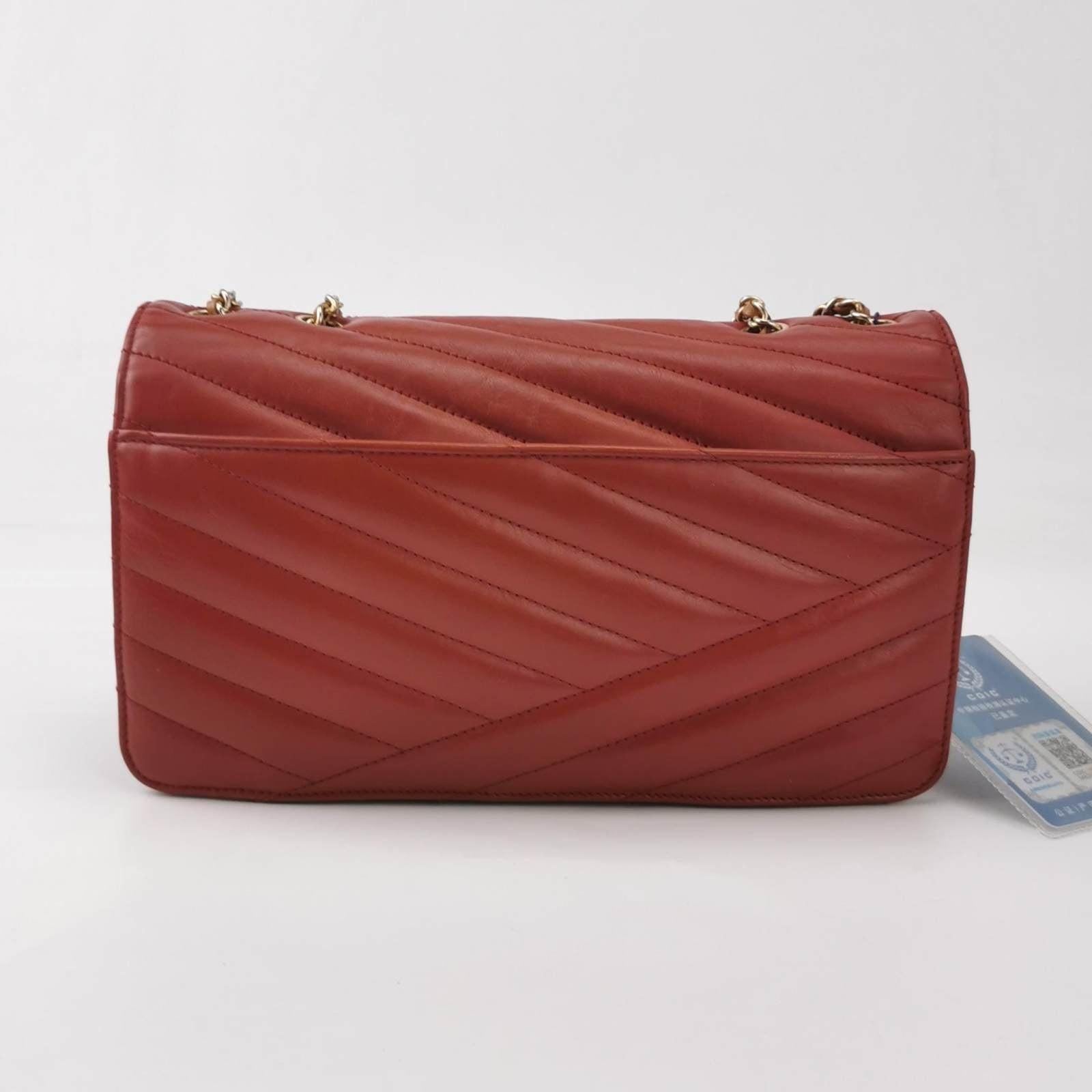 Chanel Gabrielle Flap Bag 2011-2012 Chevron Leather Medium Red Shoulder Bag In Good Condition In AUBERVILLIERS, FR