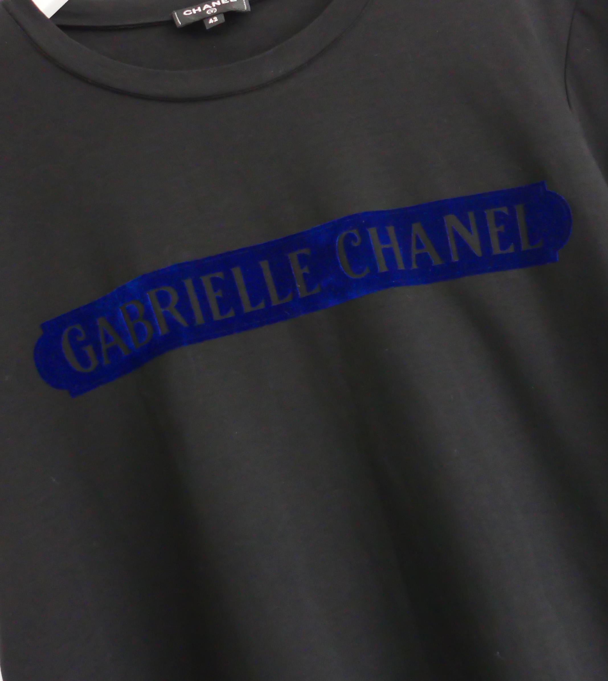 Maglietta Chanel Gabrielle con logo floccato della collezione Autunno 2017. Non indossato. Realizzato in cotone nero liscio con logo 