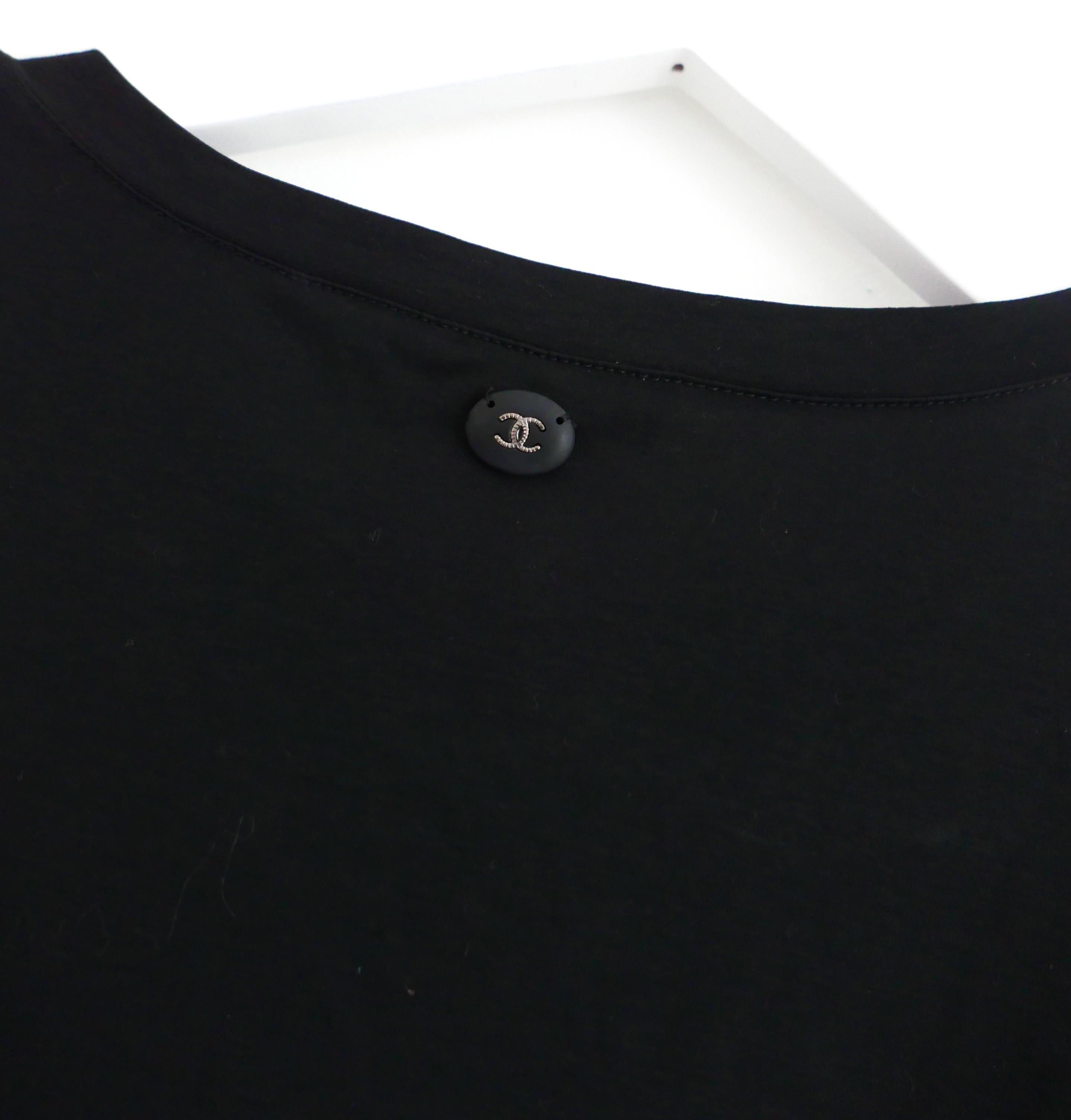 Nero Maglietta Chanel Gabrielle con logo floccato in vendita