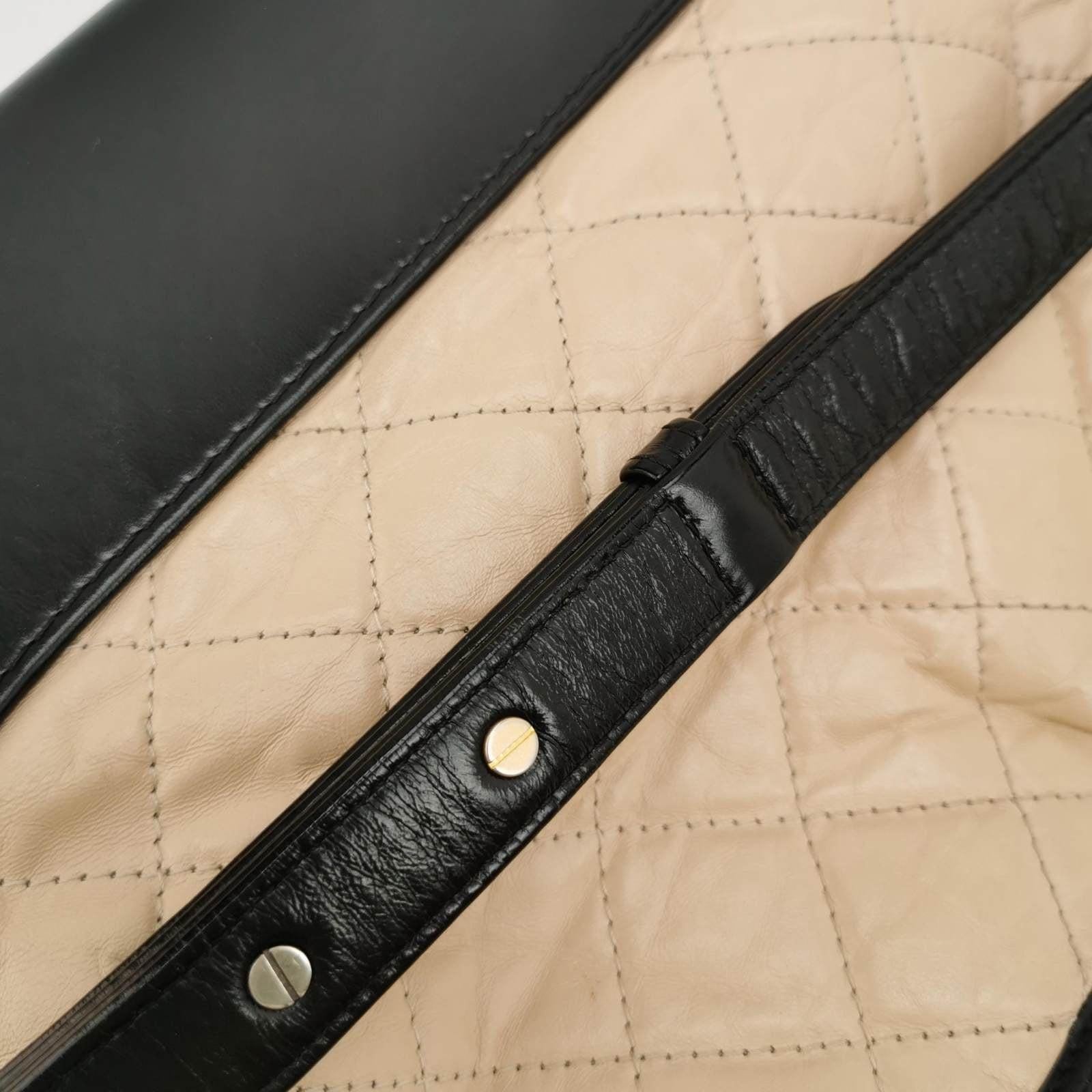 Chanel Gabrielle Hobo 2019 Bolso Crossbody mediano de piel beige y negro en venta 8