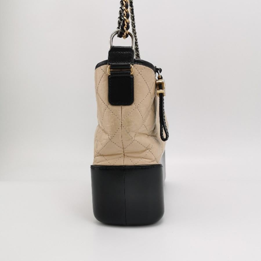 Bolso Crossbody mediano de piel beige y negro Chanel Gabrielle Hobo 2019 Estas son fotos profesionales del bolso real ofrecido por Luxbags. Diseñada por Lagerfeld, la forma de la línea de bolsos Gabrielle se inspira en los estuches de prismáticos