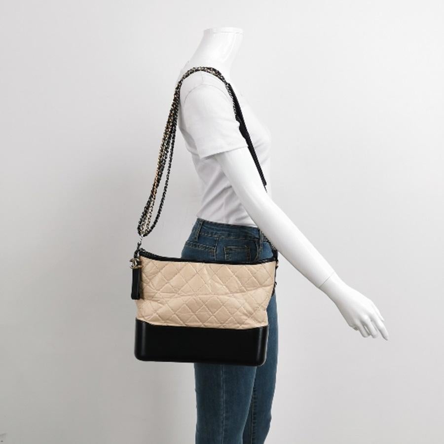 De las mujeres Chanel Gabrielle Hobo 2019 Bolso Crossbody mediano de piel beige y negro en venta