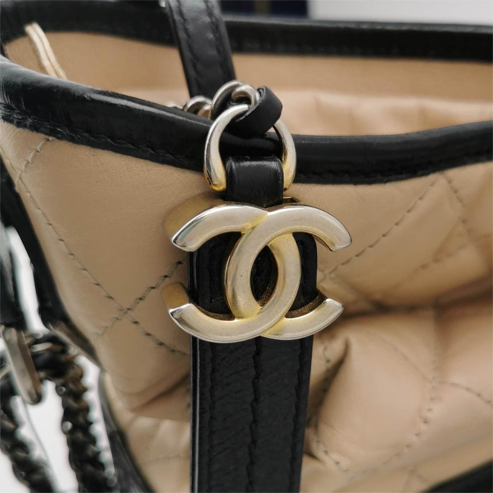 Chanel Gabrielle Hobo 2019 Bolso Crossbody mediano de piel beige y negro en venta 1