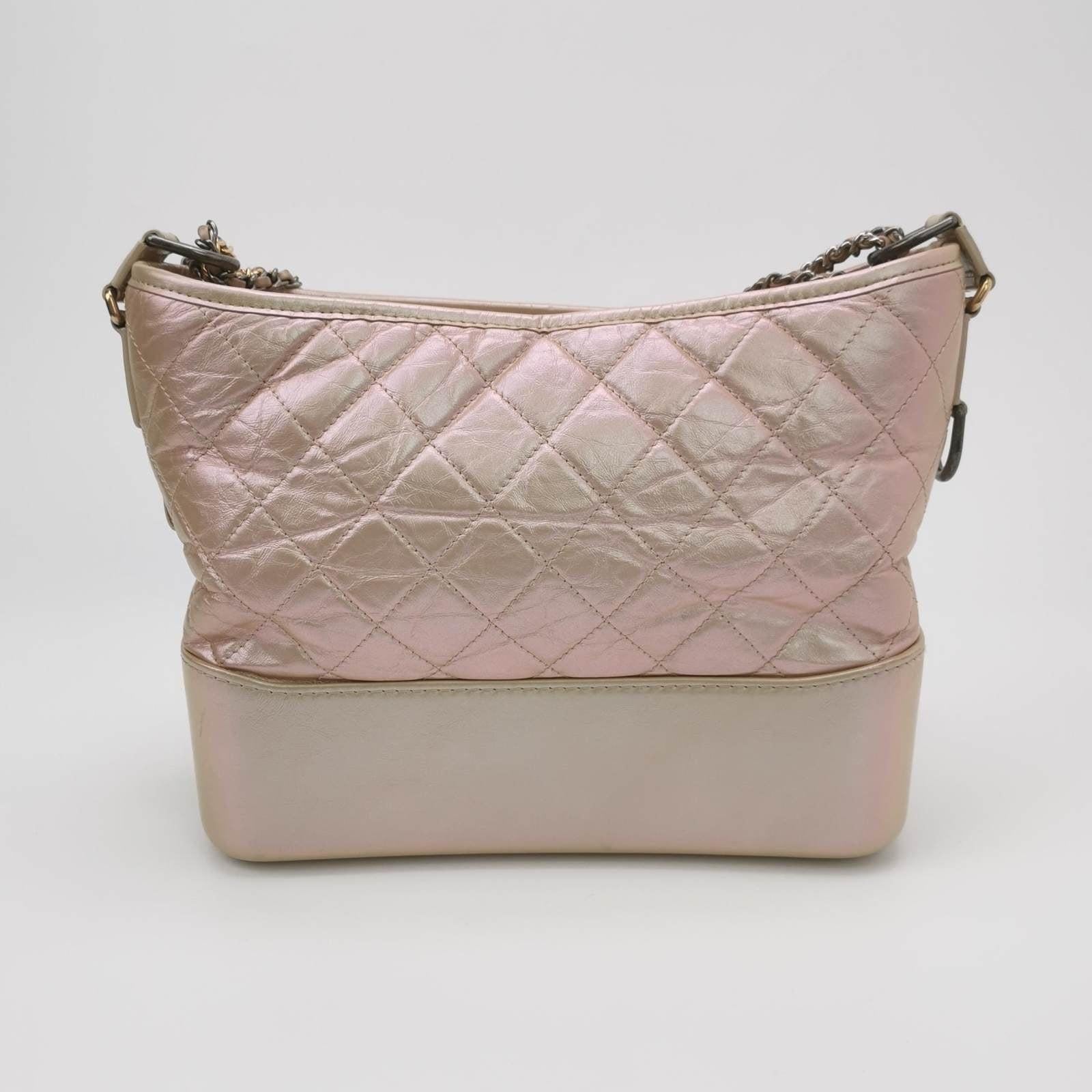 Chanel Gabrielle Hobo 2019 Iridescent Pink Leather Medium Crossbody Bag In Good Condition In AUBERVILLIERS, FR