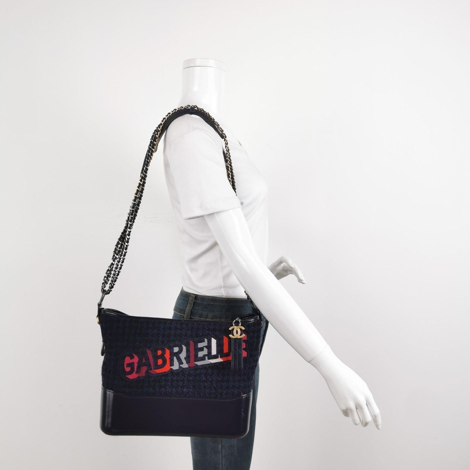 Chanel Gabrielle Logo Hobo Tweed y Piel de Becerro Mediano 2017-2018 Éstas son fotos profesionales del bolso real ofrecido por Luxbags. ESTADO: EXCELENTE Este bolso Chanel Gabrielle auténtico, usado, está en un estado excelente, con mínimas señales