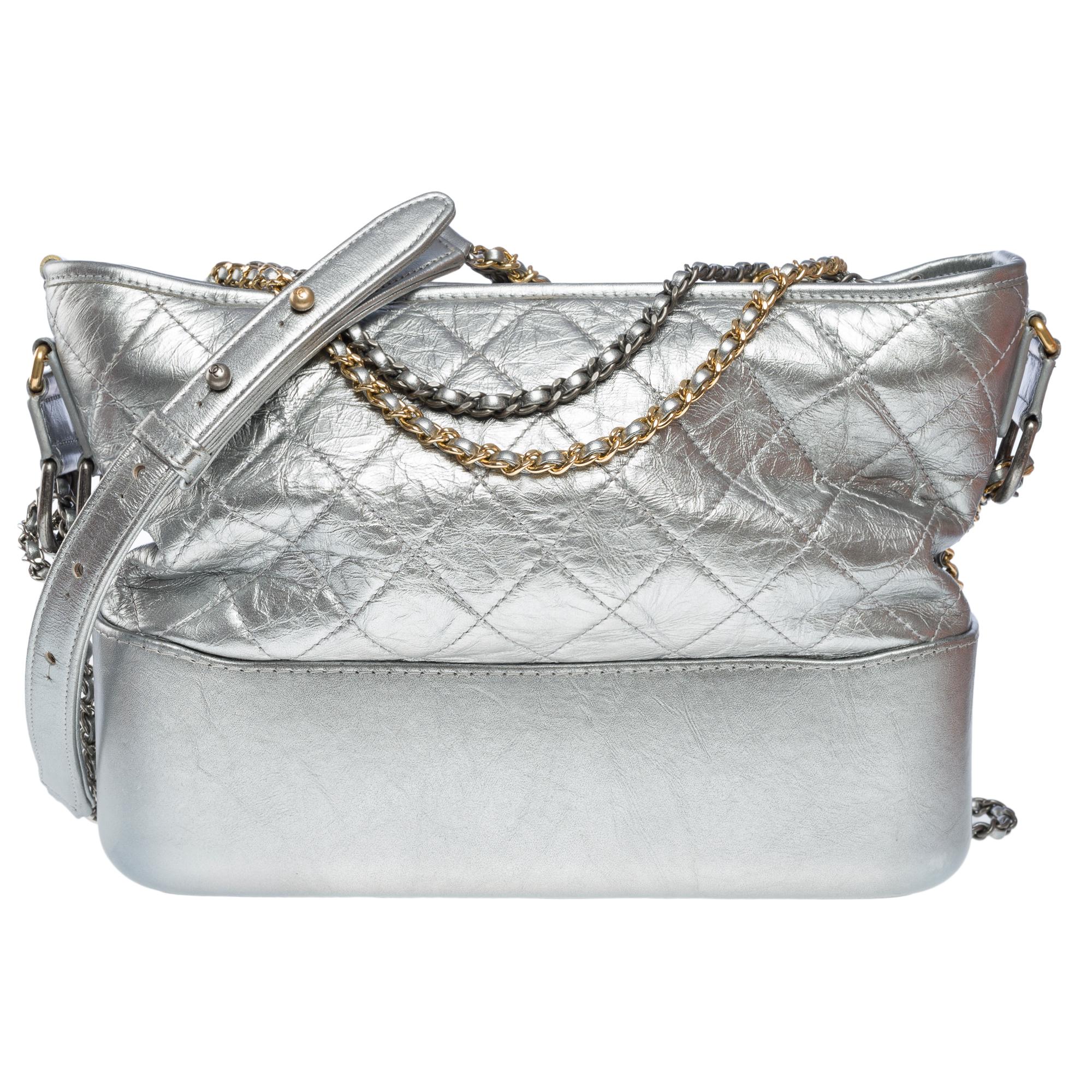 Splendid​ ​shoulder​ ​bag​ ​Chanel​ ​Gabrielle​ ​medium​ ​model​ ​in​ ​silver​ ​quilted​ ​leather,​ ​gold​ ​and​ ​silver​ ​metal​ ​trim,​ ​double​ ​chain​ ​handle​ ​in​ ​gold​ ​and​ ​silver​ ​interlaced​ ​with​ ​silver​ ​leather​ ​allowing​ ​a​