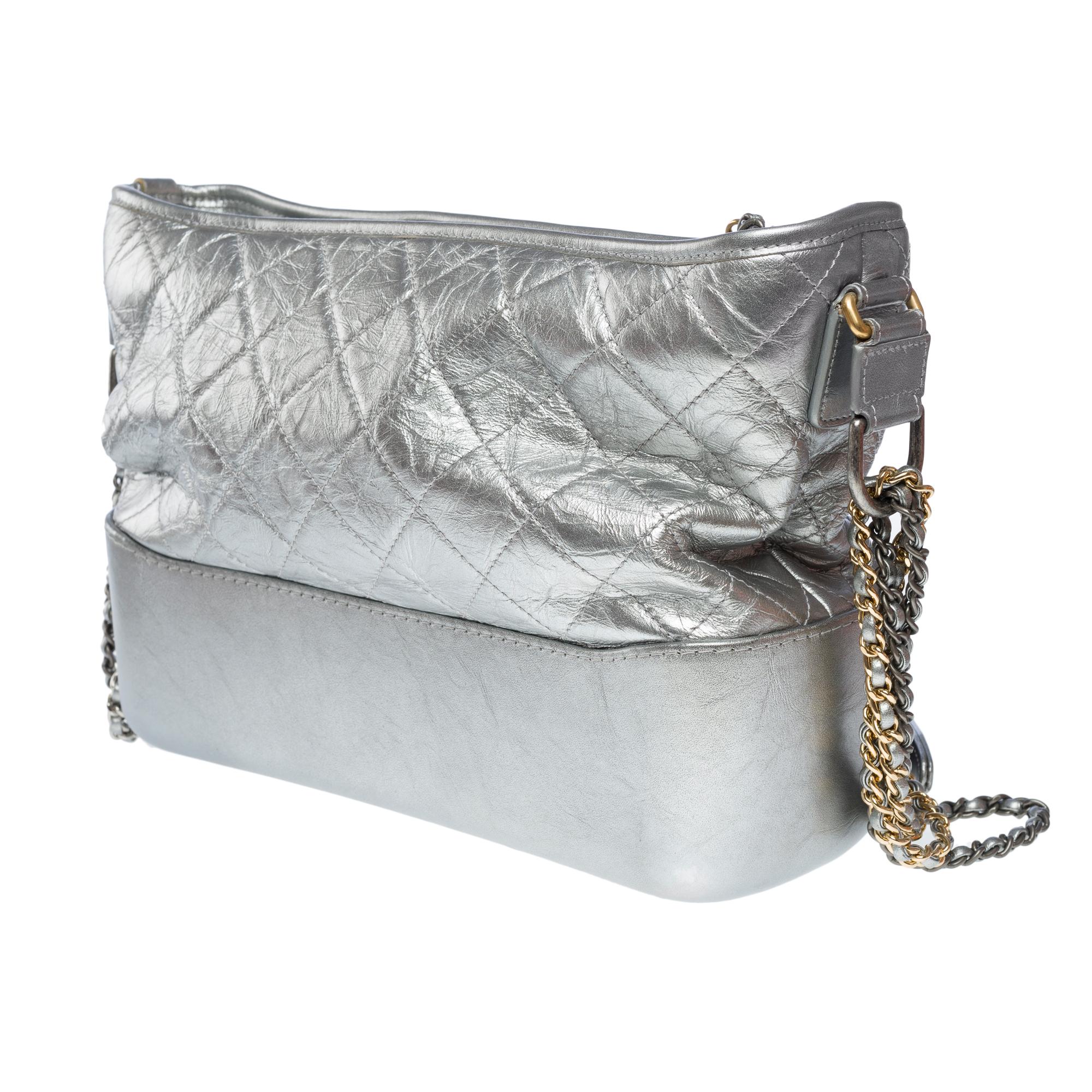 Chanel Gabrielle medium size hobo bag in in silver quilted leather, GPHW In Good Condition For Sale In Paris, IDF