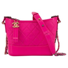 Chanel Gabrielle Small 19k, borsa a tracolla in pelle di vitello rosa caldo fluorescente