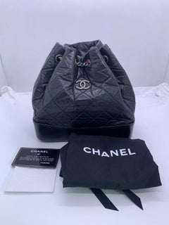CHANEL Gabrielle – Kleiner Rucksack aus schwarzem, gealtertem Kalbsleder mit Steppmuster