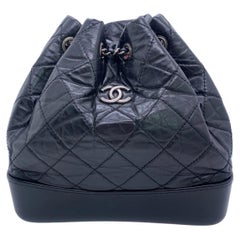 CHANEL Gabrielle – Kleiner Rucksack aus schwarzem, gealtertem Kalbsleder mit Steppmuster