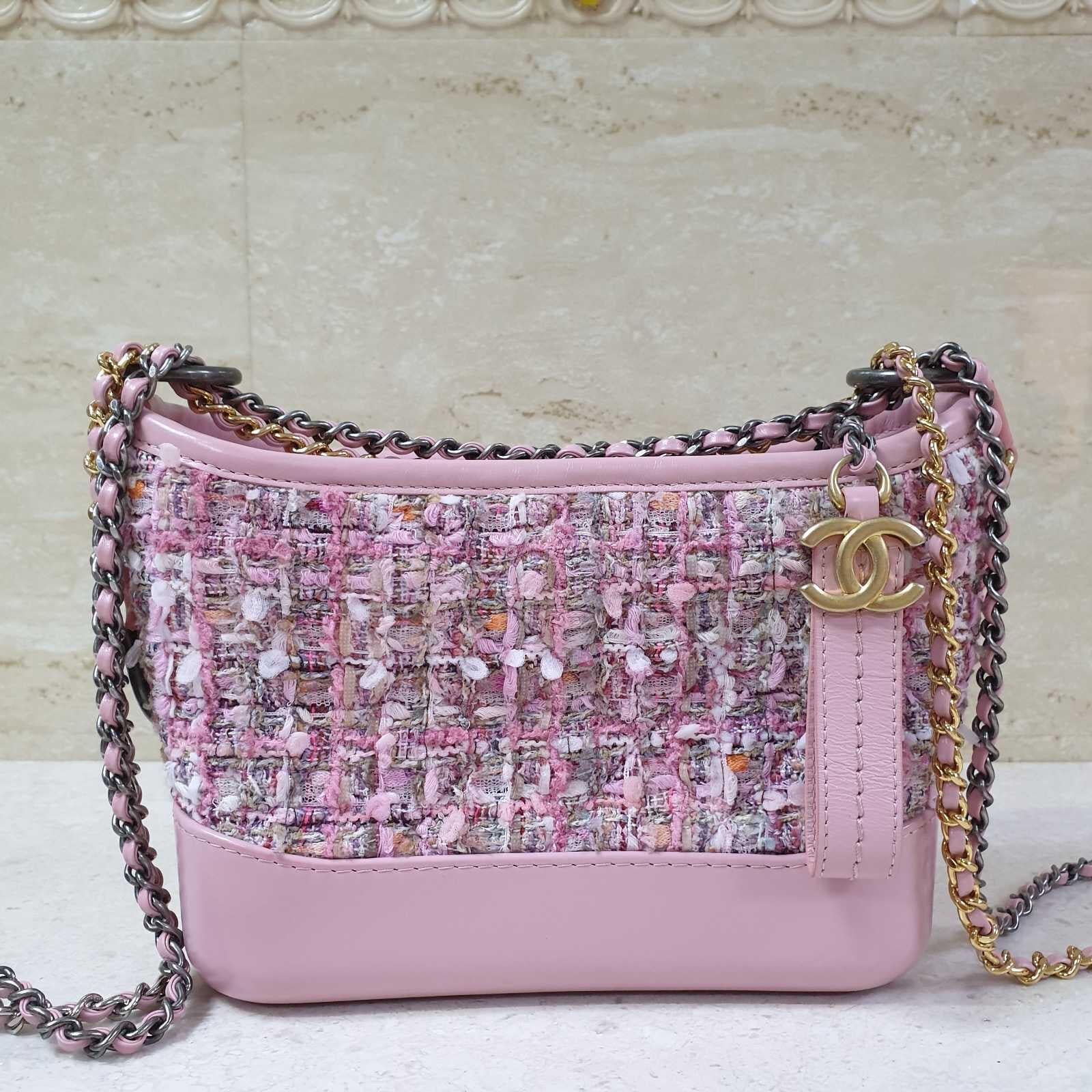 CHANEL’S GABRIELLE SMALL HOBO BAG

2019 Seasonal Colour

Materials:

Tweed, Calfskin, Gold-Tone & Silver-Tone Metal


Colour: Pink/multicolour


Dimensions:

15 x 20 x 8 cm

Condition is excellent

For buyers from EU we can provide shipping from