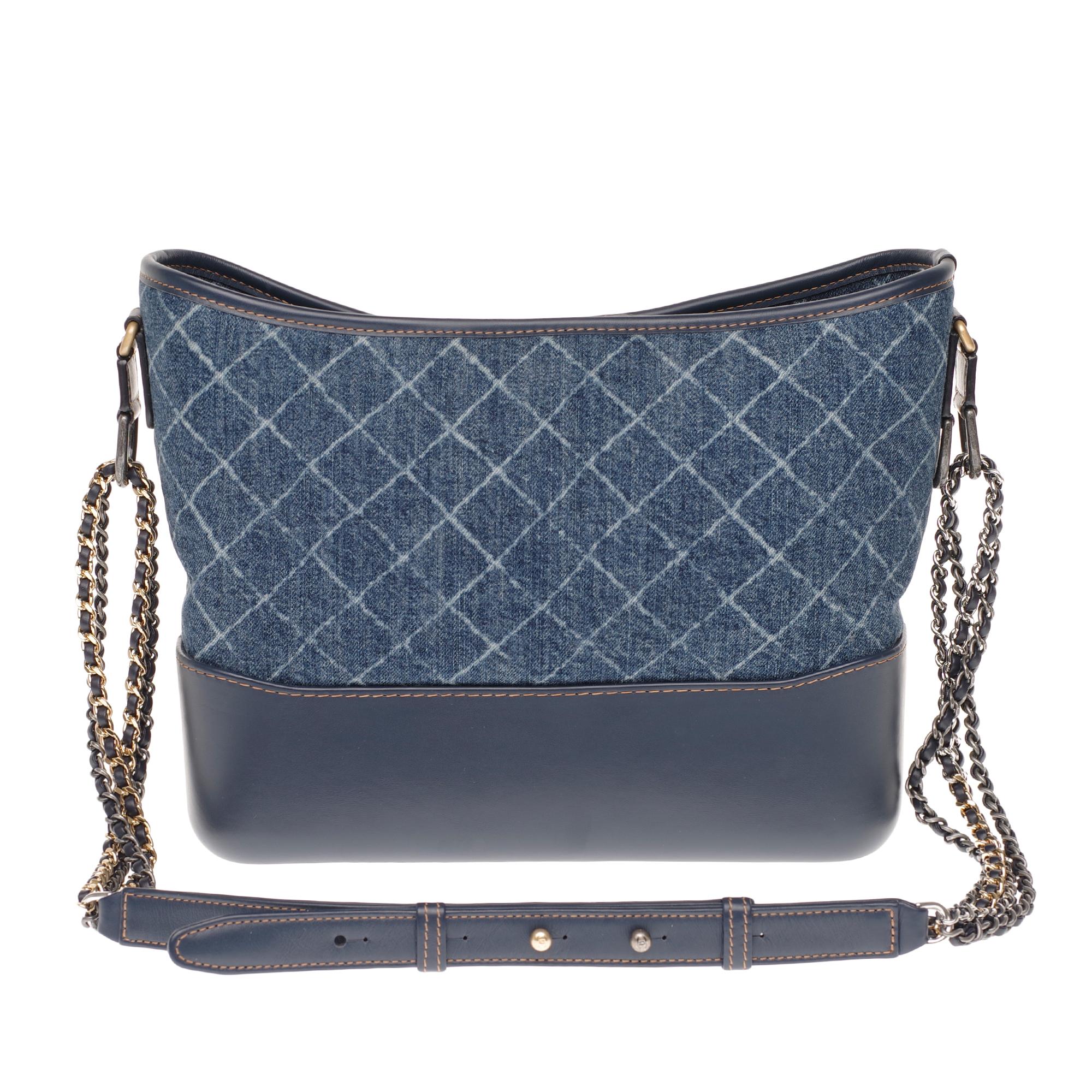 Beautiful bag Chanel Gabrielle Denim small model.
Bag in blue denim and blue calfskin, gold and silver plated metal & blue ruthenium finish.
Signature: 