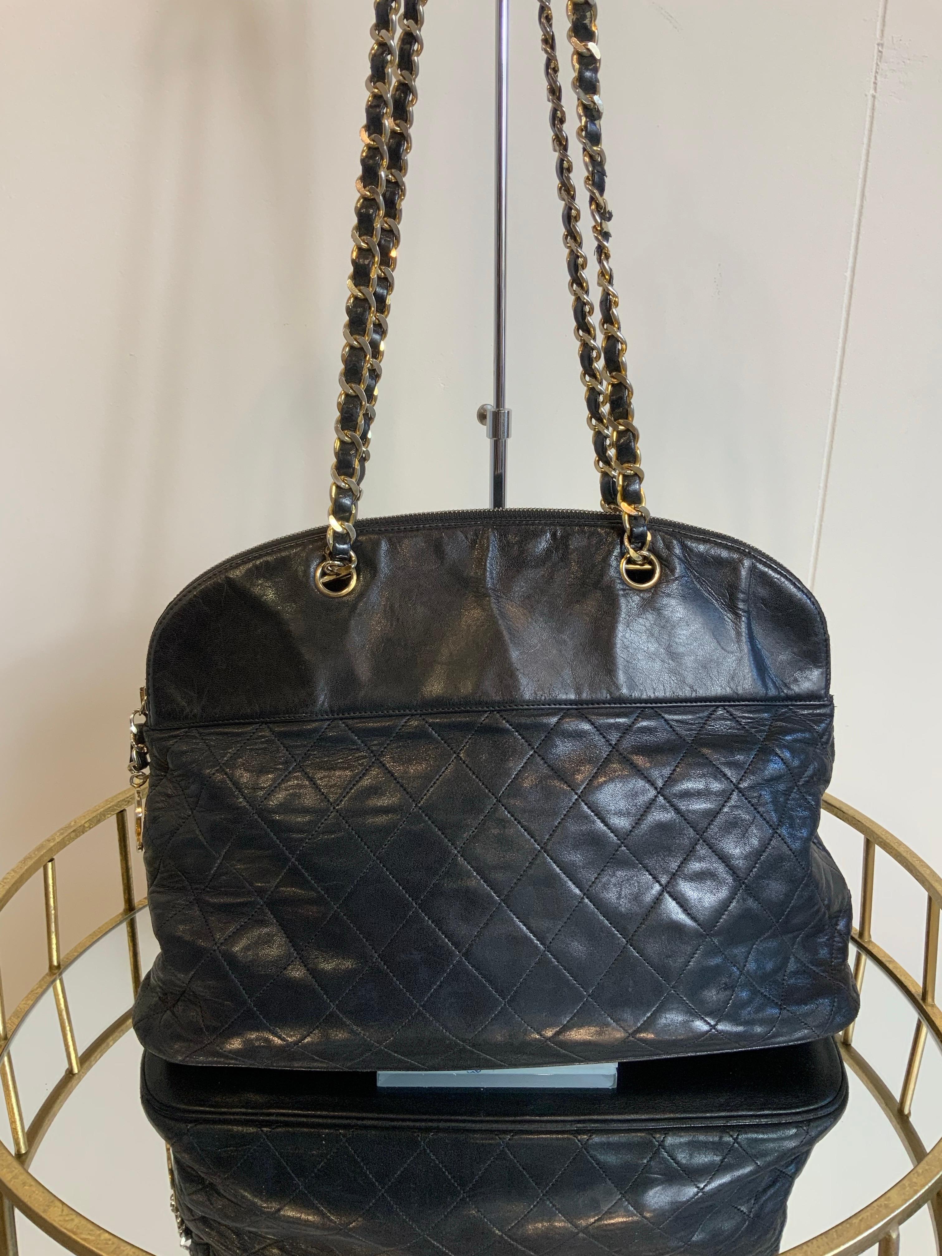 Chanel Gabrielle bag.
Vintage 90s.
In black calfskin, quilted. Golden but oxidized hardware.
Leather shoulder strap with chain, damaged as shown in the photo.
The interior is also in leather with two pockets closed with zips. One of the internal