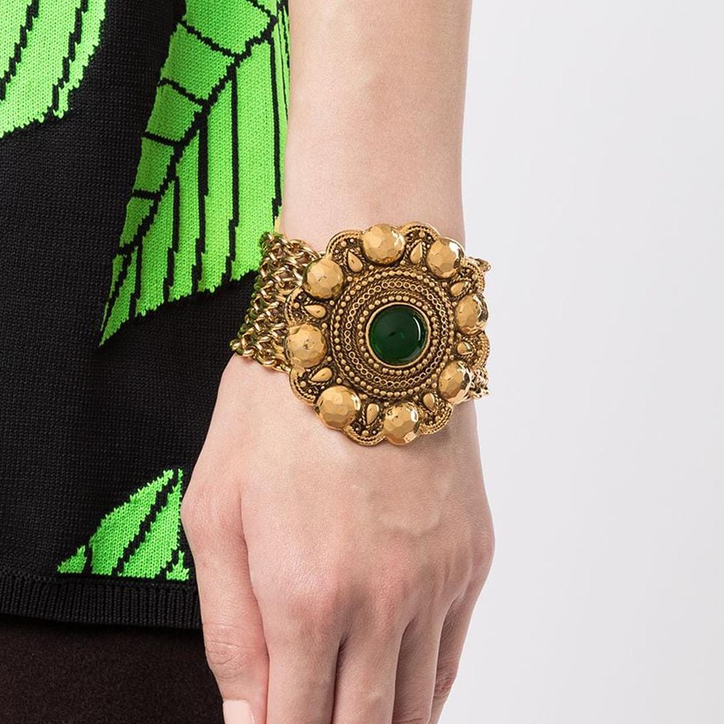 Symbolising purity and longevity, the Camellia flower is a signature of Chanel as it was said to be Coco Chanel's favourite flower. Designed in the 1980s, this pre-owned vintage bracelet features a gold-toned chain and flower motif finished with a