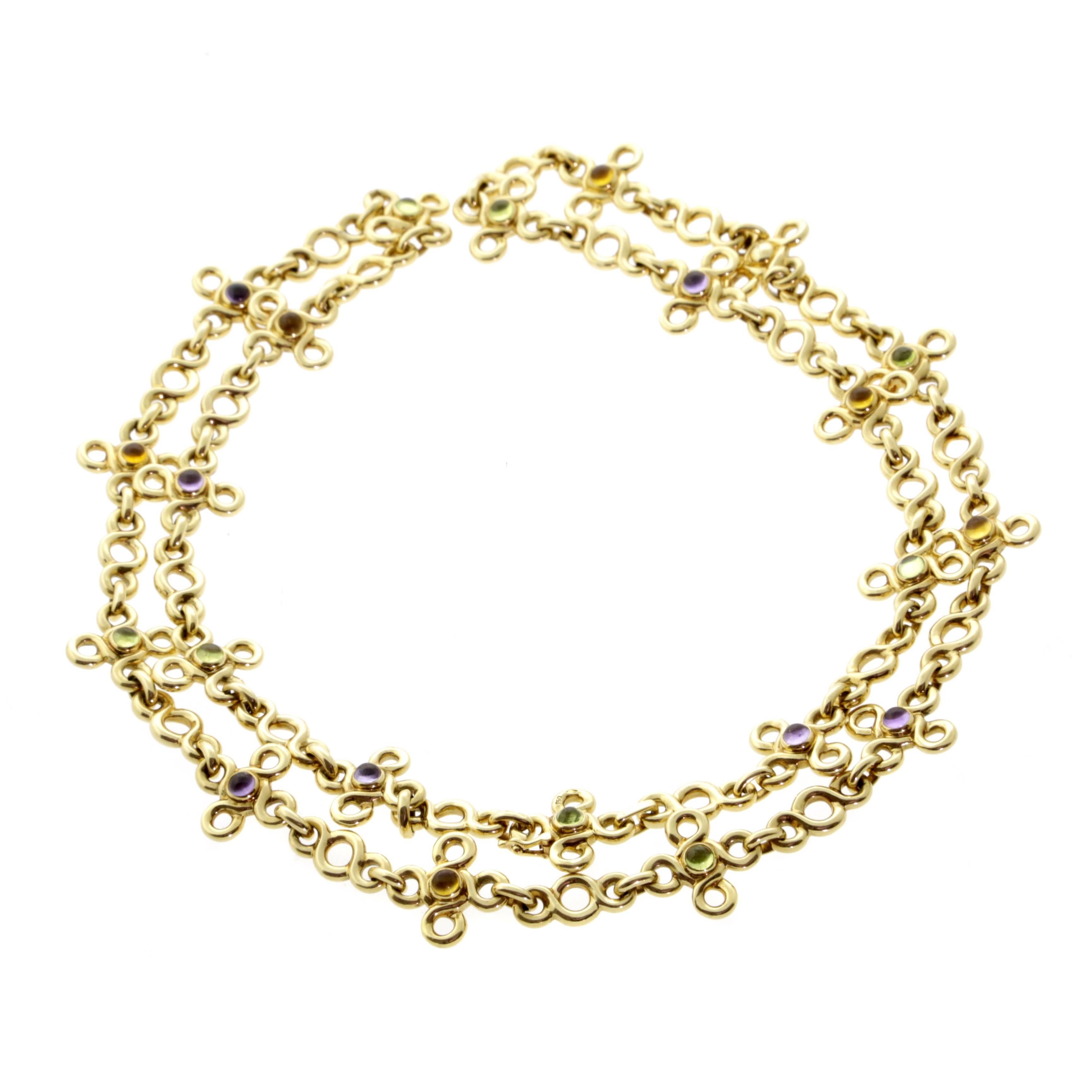 Eine fabelhafte Chanel Sautoir Halskette mit mehrfarbigen Edelsteinen  die so positioniert sind, dass sie sich wie die Farben des Regenbogens gegenseitig ergänzen, gefertigt aus 18 Karat Gelbgold. Die Halskette kann als Sautior oder als Halsband