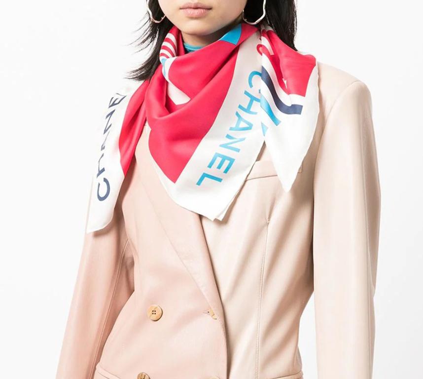 Crafted in France from the purest silk, this pre-owned Chanel silk features a Geometric Cruise collection design in pinks and blues. Delicately bordered with a classic pipe trim, wear knotted around the neck or tied in your hair. Alternatively, tuck