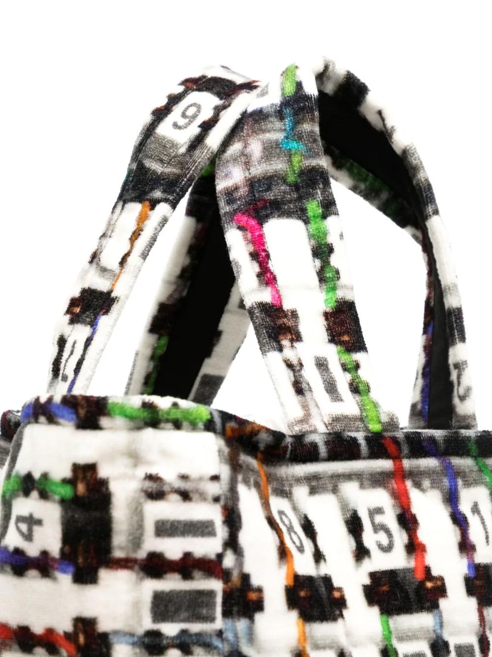 Chanel Geometrischer Druck Große Strandtasche im Zustand „Hervorragend“ im Angebot in London, GB