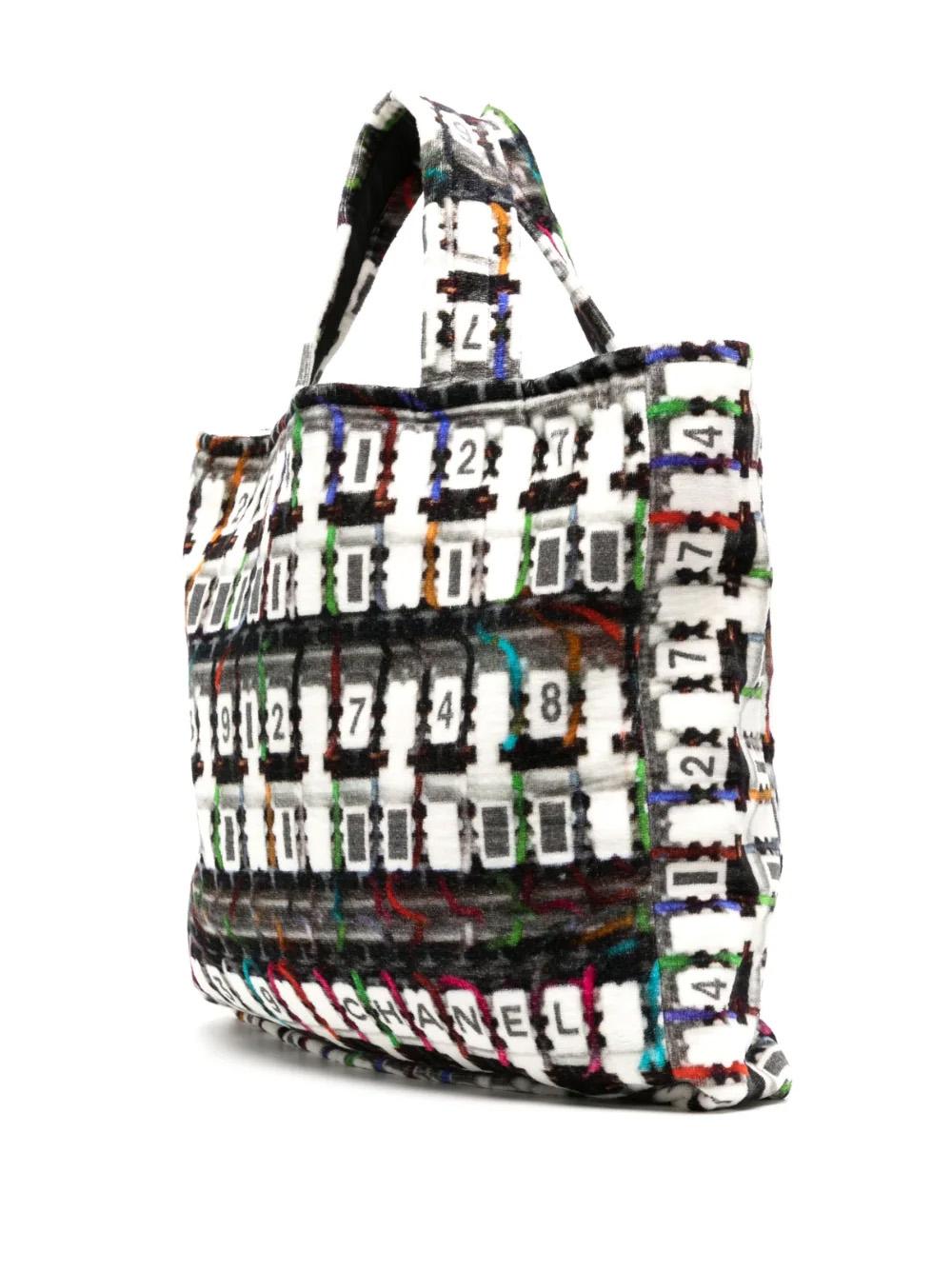 Chanel - Grand sac cabas de plage à imprimé géométrique Pour femmes en vente