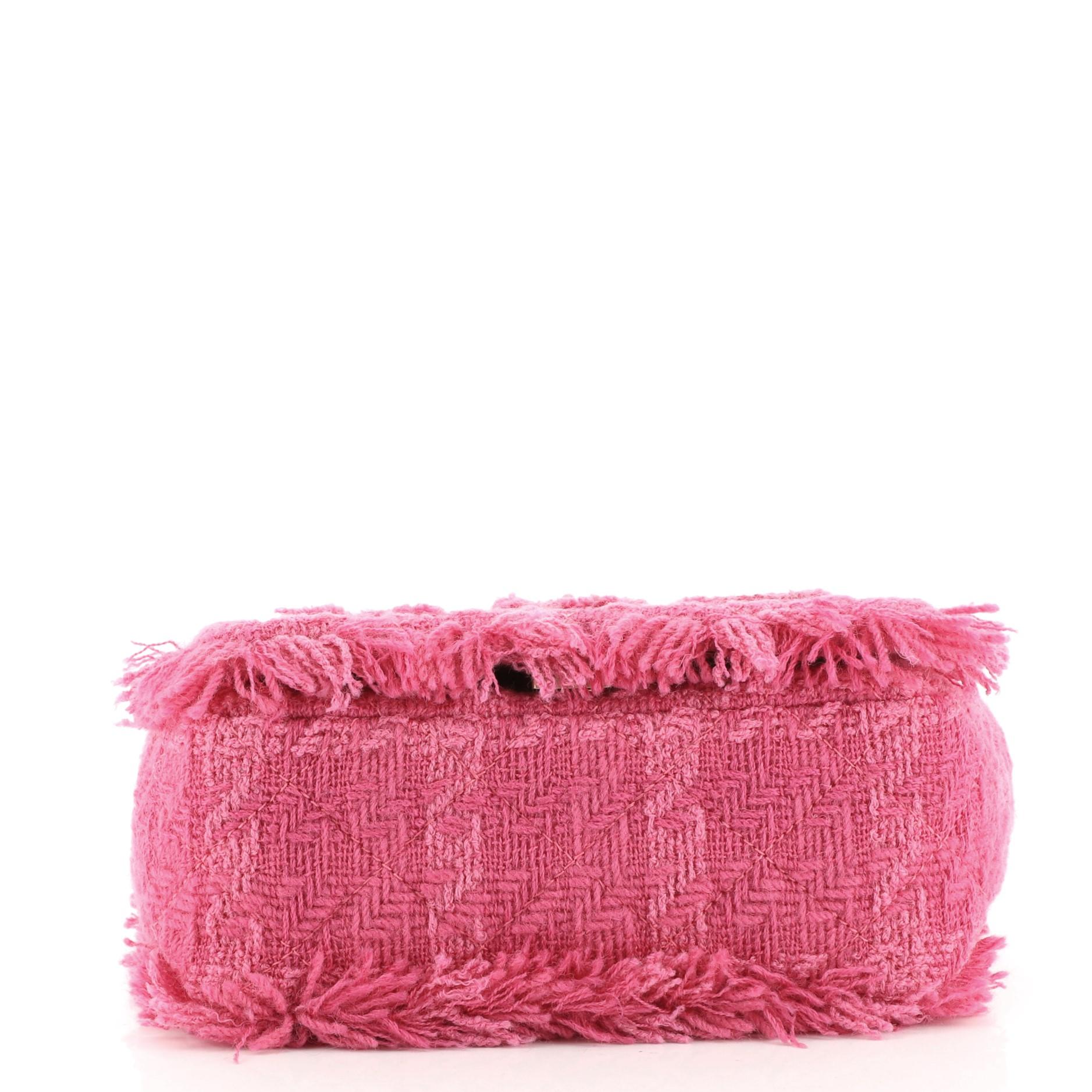 Chanel Giant Logo Klappentasche aus gestepptem Tweed Klein für Damen oder Herren